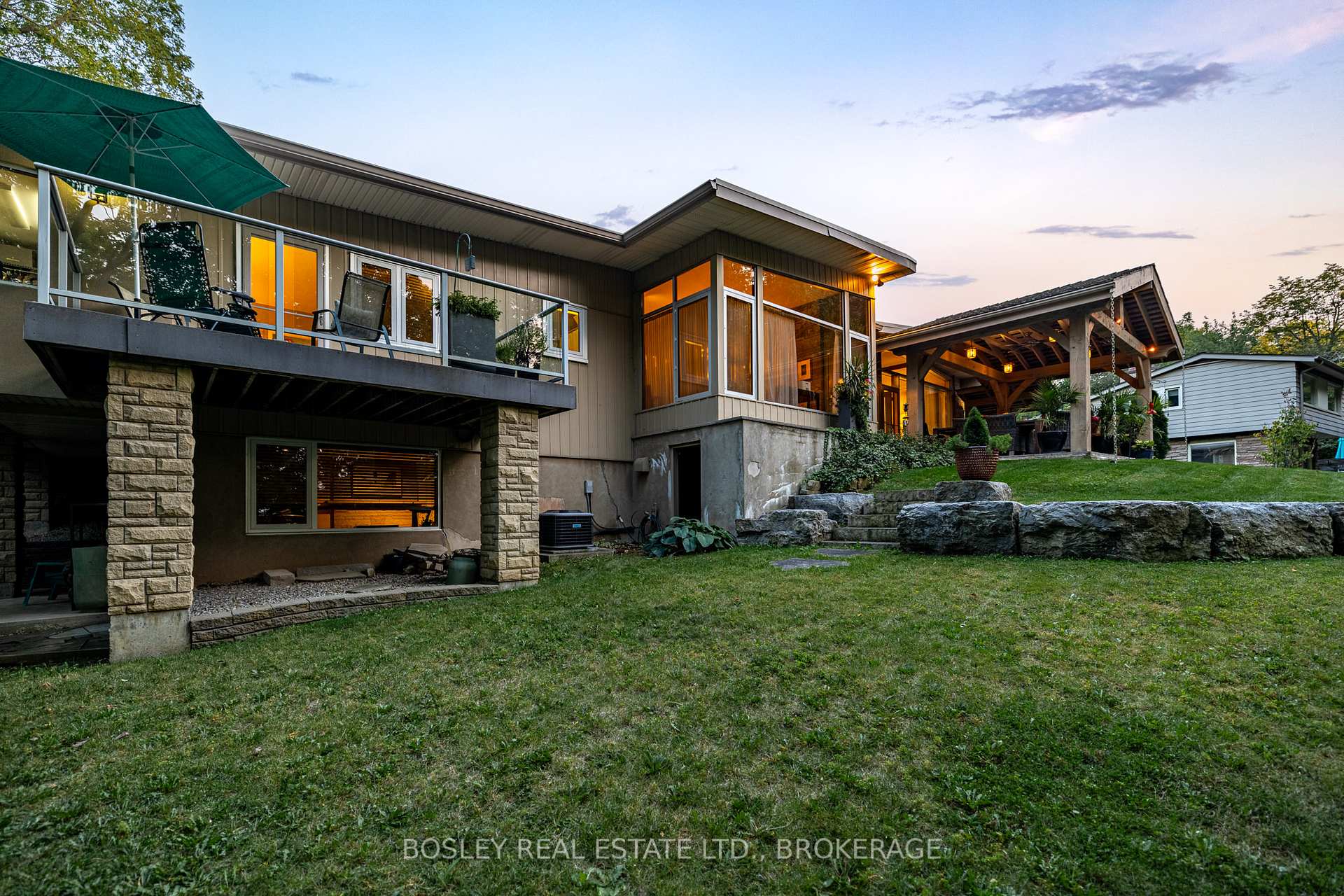 Photo 28 of 21 Woodmount Drive N, St. Catharines, Burleigh Hill — HOMEH
