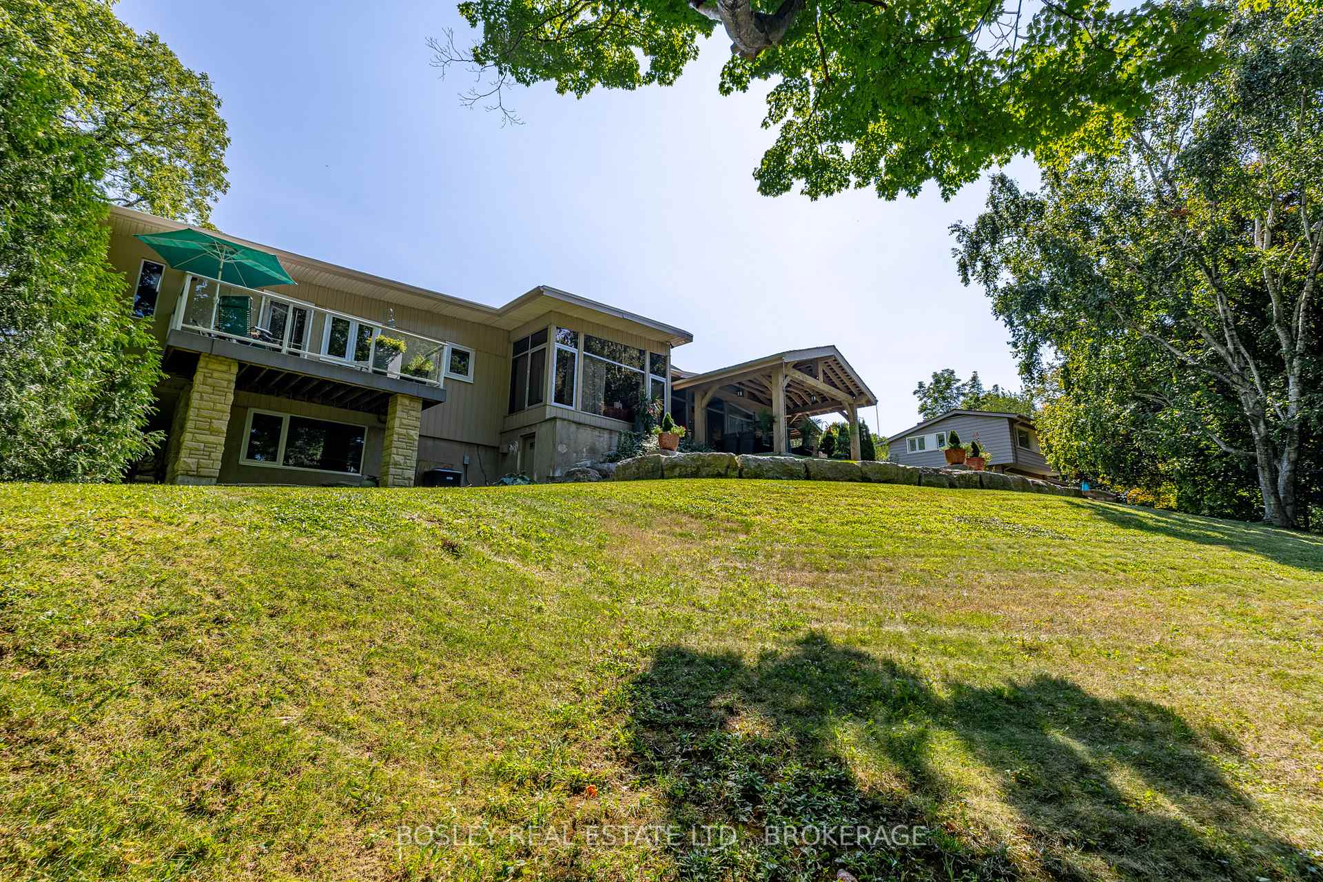 Photo 32 of 21 Woodmount Drive N, St. Catharines, Burleigh Hill — HOMEH
