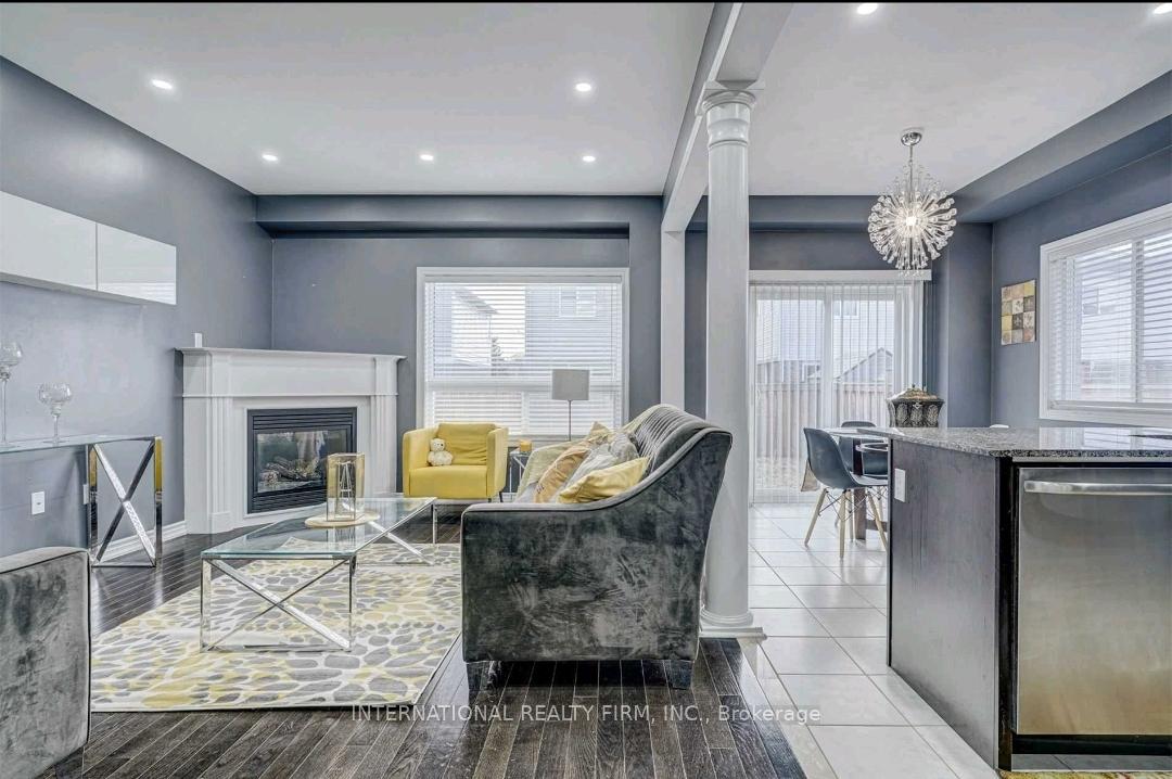 Photo 4 of 40 Forrester Drive, Clarington, Bowmanville — HOMEH