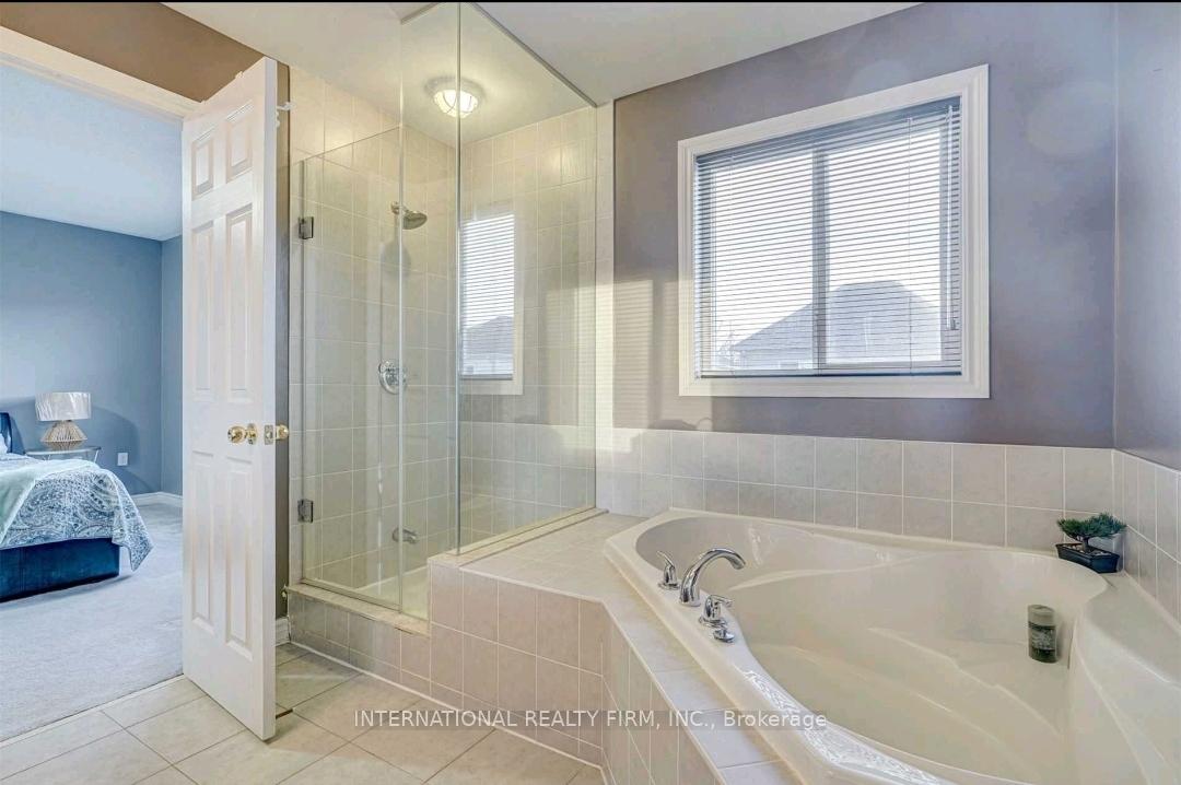 Photo 12 of 40 Forrester Drive, Clarington, Bowmanville — HOMEH