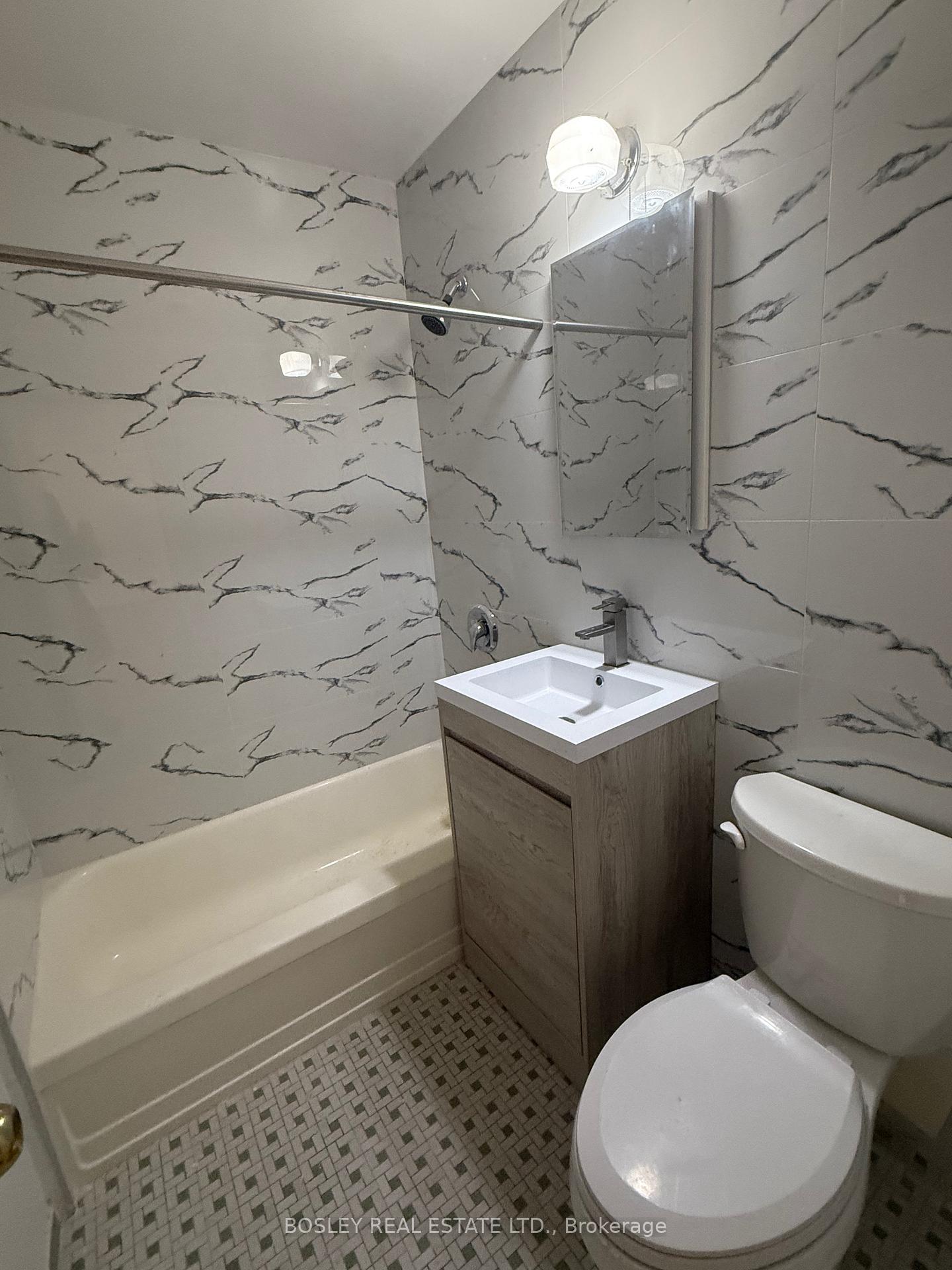 Photo 5 of Unit 305, 972 Eglinton Avenue E, Toronto, Leaside — HOMEH
