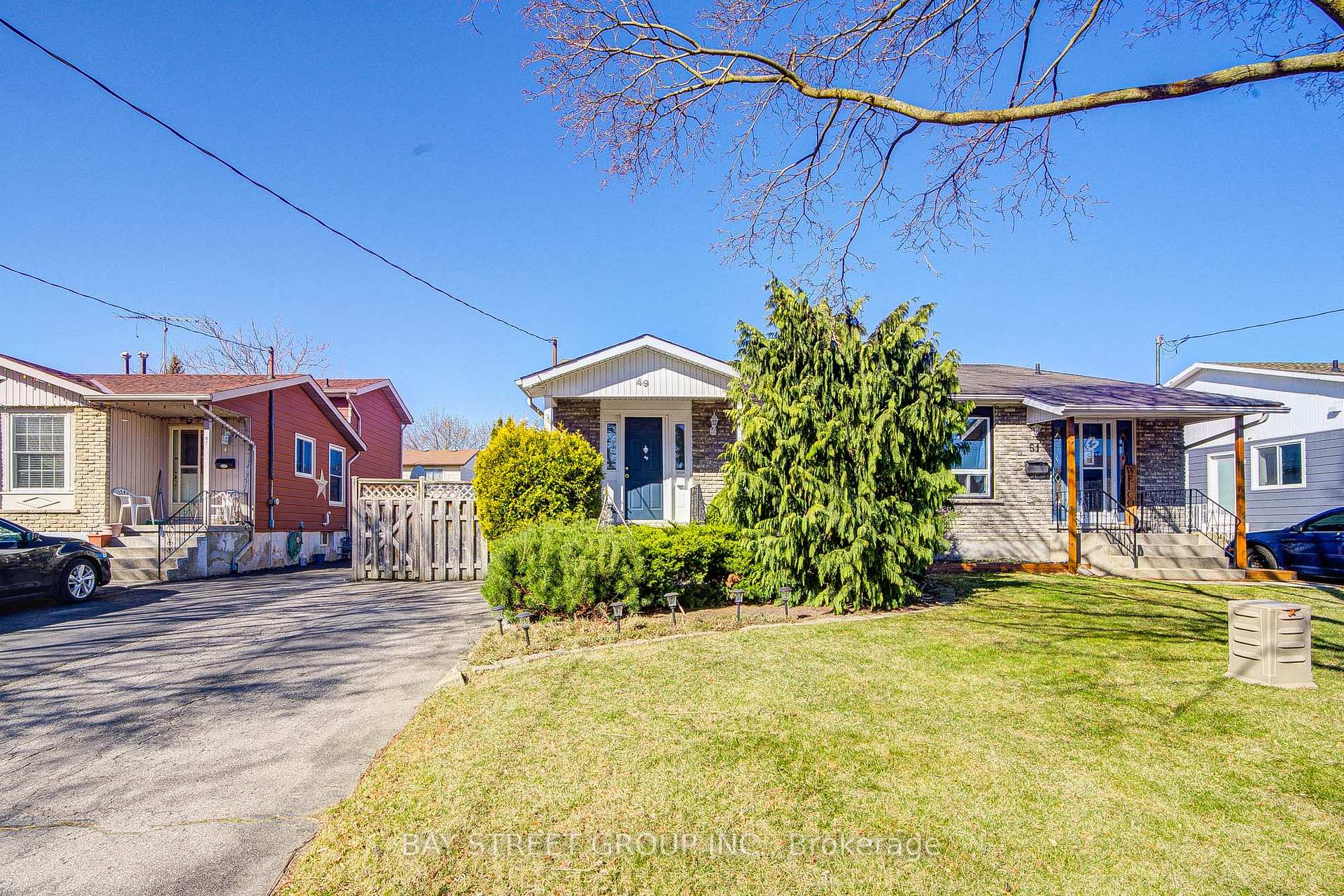 Photo 2 of 49 Allan Drive, St. Catharines, Fairview — HOMEH