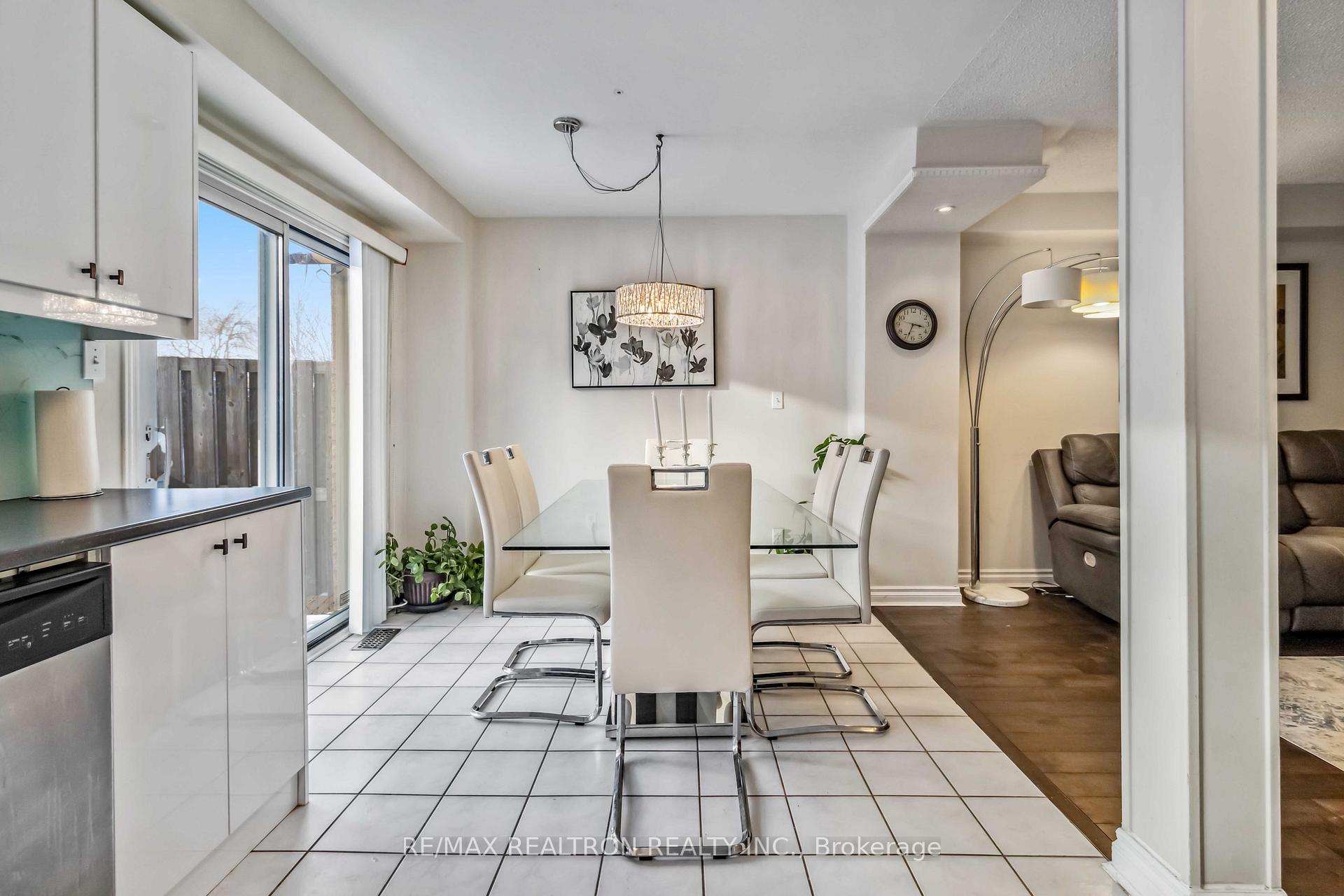 Photo 6 of 156 Primeau Drive E, Aurora, Aurora Grove — HOMEH