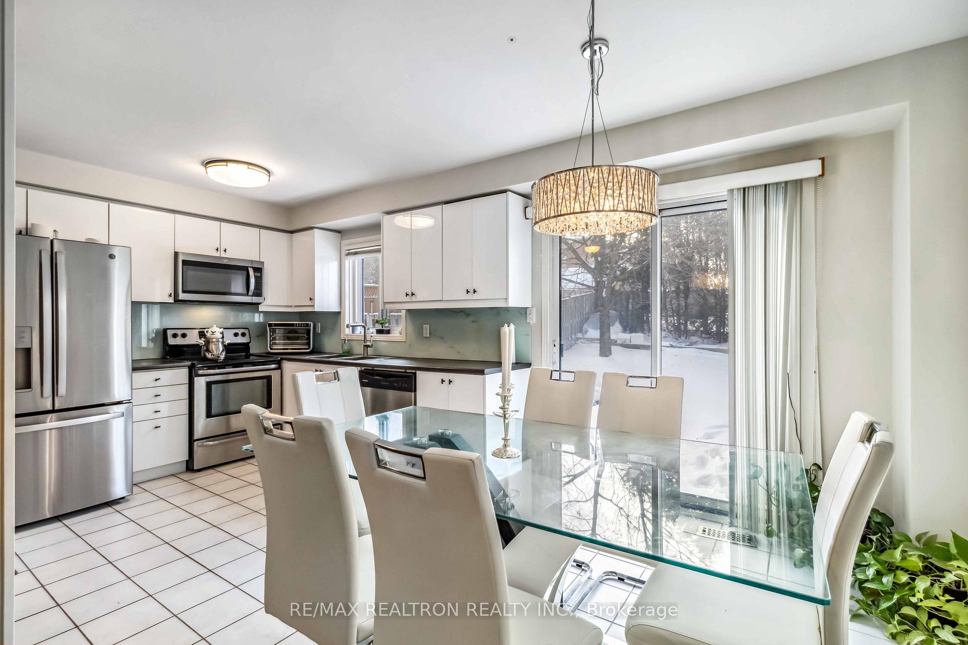 Photo 8 of 156 Primeau Drive E, Aurora, Aurora Grove — HOMEH