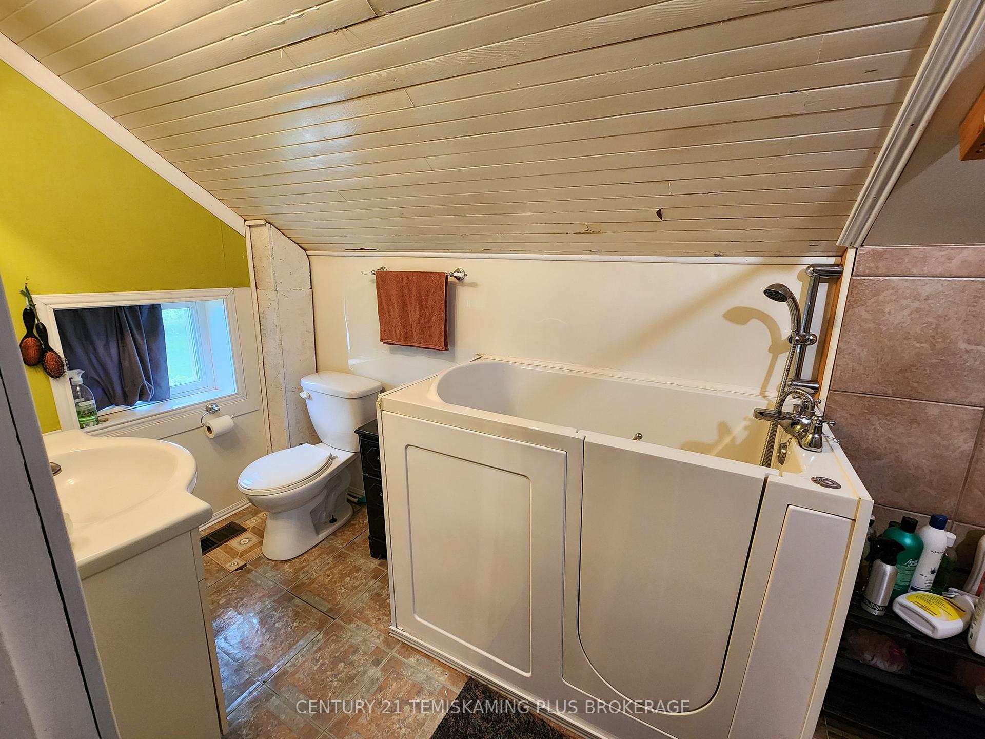Photo 18 of 26 Sixth Avenue, Englehart — HOMEH