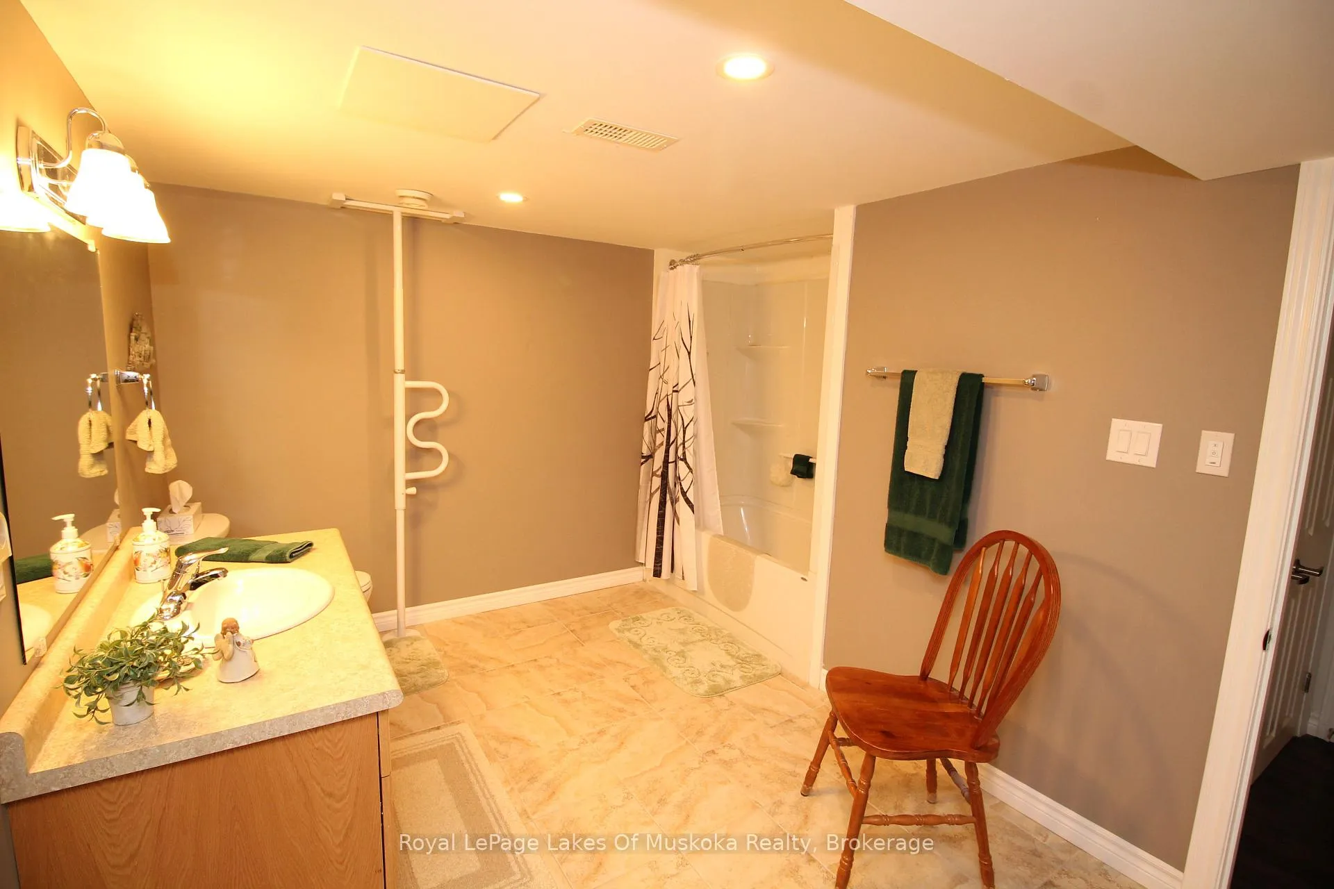 Photo 23 of 142 Pineridge Gate, Gravenhurst, Muskoka (S) — HOMEH