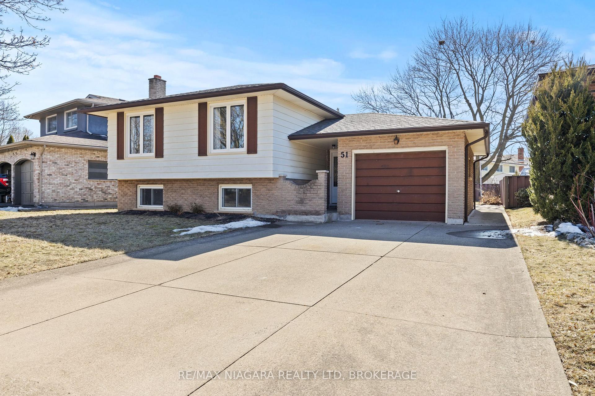 Photo 2 of 51 Royal Oak Drive, St. Catharines, Martindale Pond — HOMEH