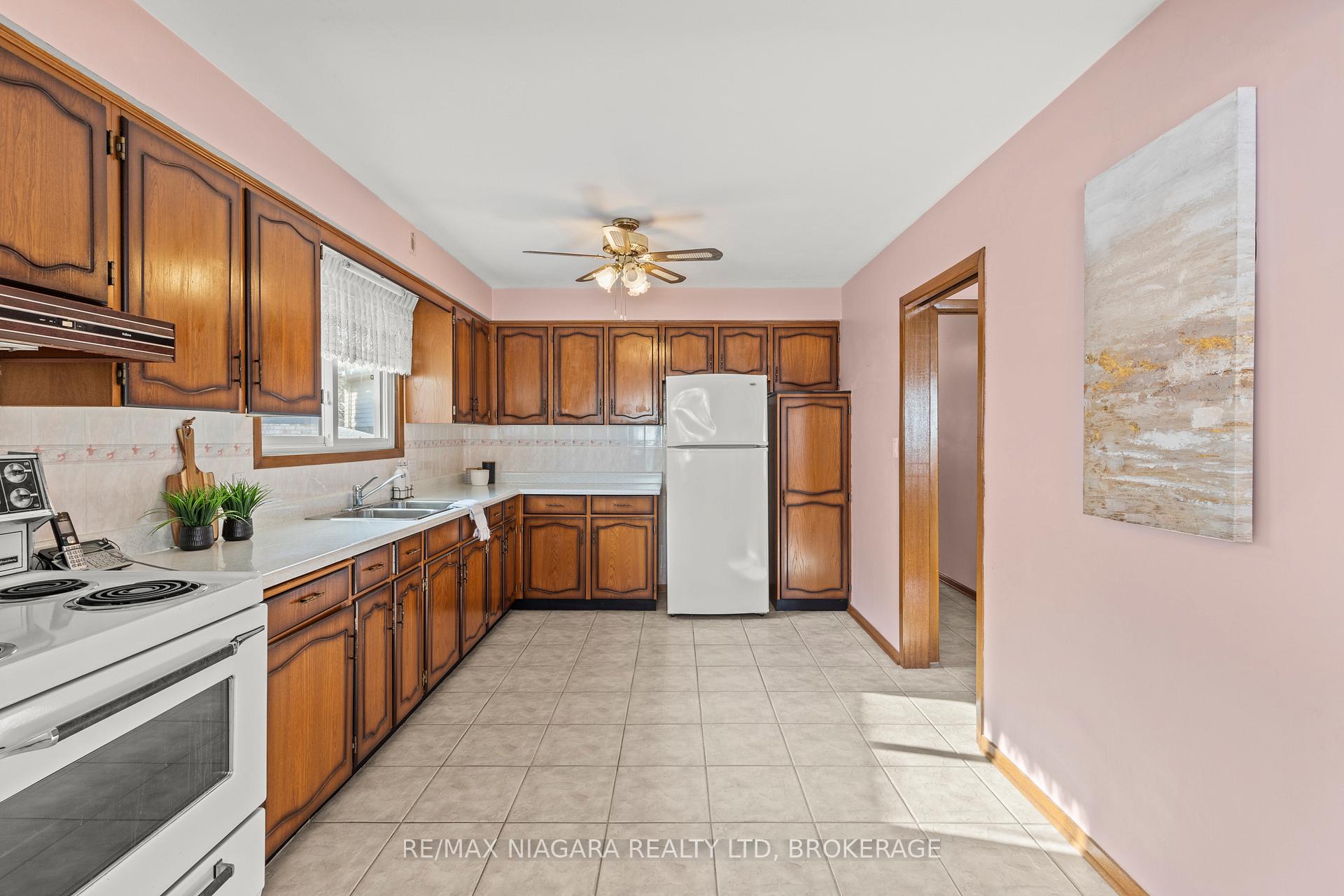 Photo 33 of 51 Royal Oak Drive, St. Catharines, Martindale Pond — HOMEH
