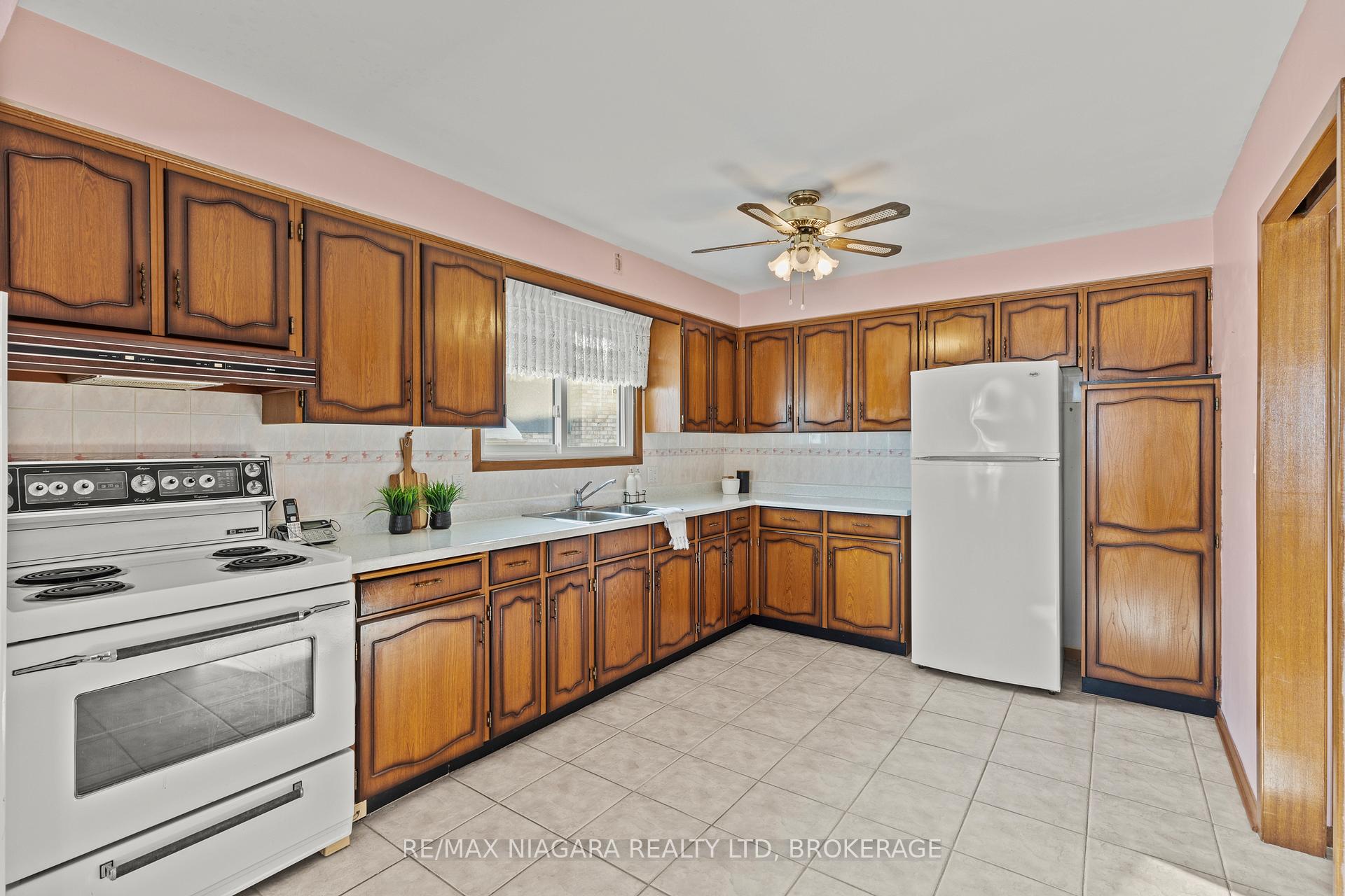Photo 34 of 51 Royal Oak Drive, St. Catharines, Martindale Pond — HOMEH