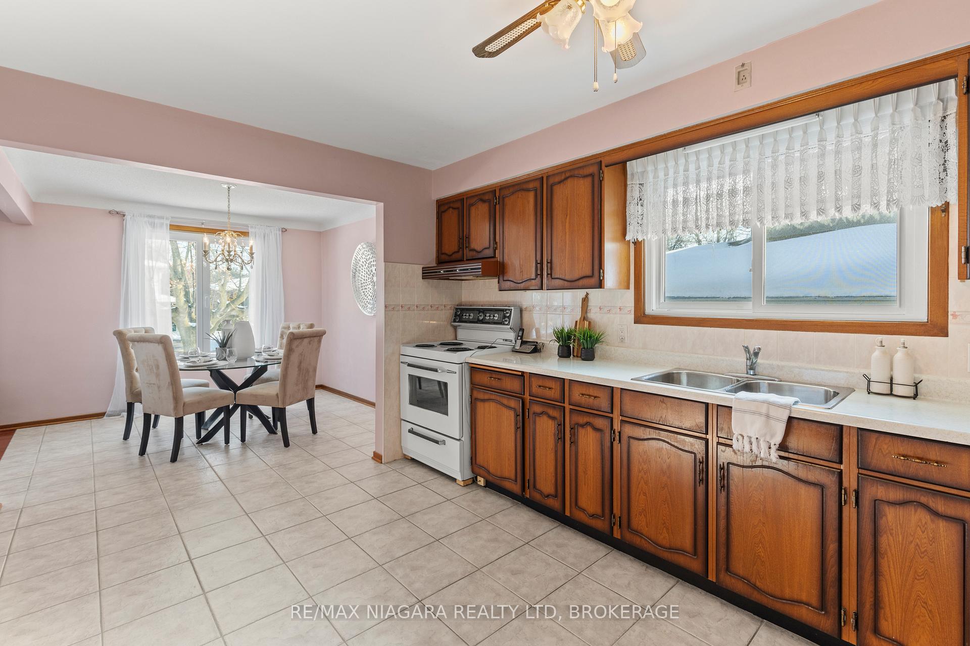 Photo 35 of 51 Royal Oak Drive, St. Catharines, Martindale Pond — HOMEH