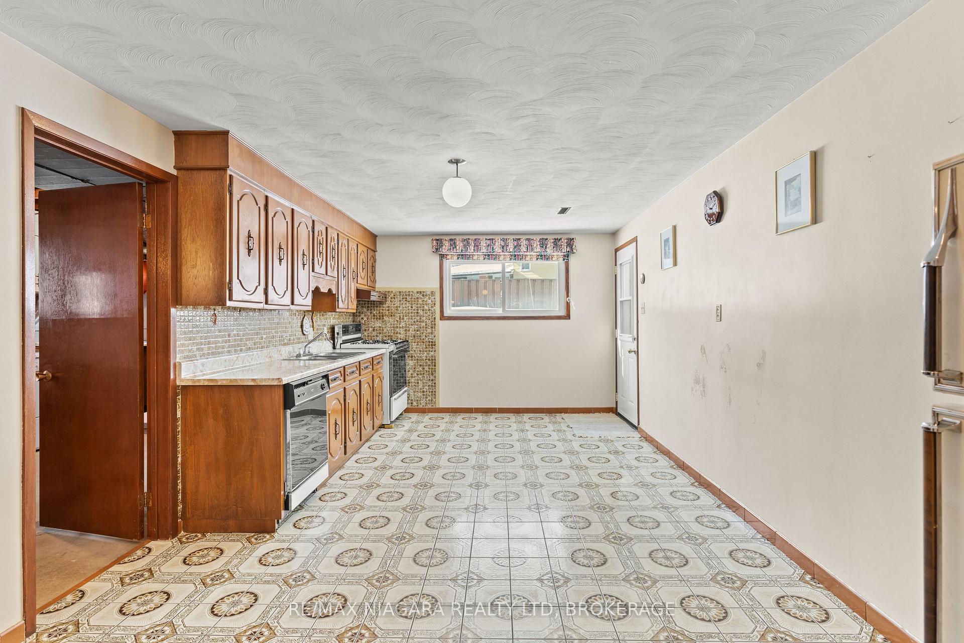 Photo 62 of 51 Royal Oak Drive, St. Catharines, Martindale Pond — HOMEH