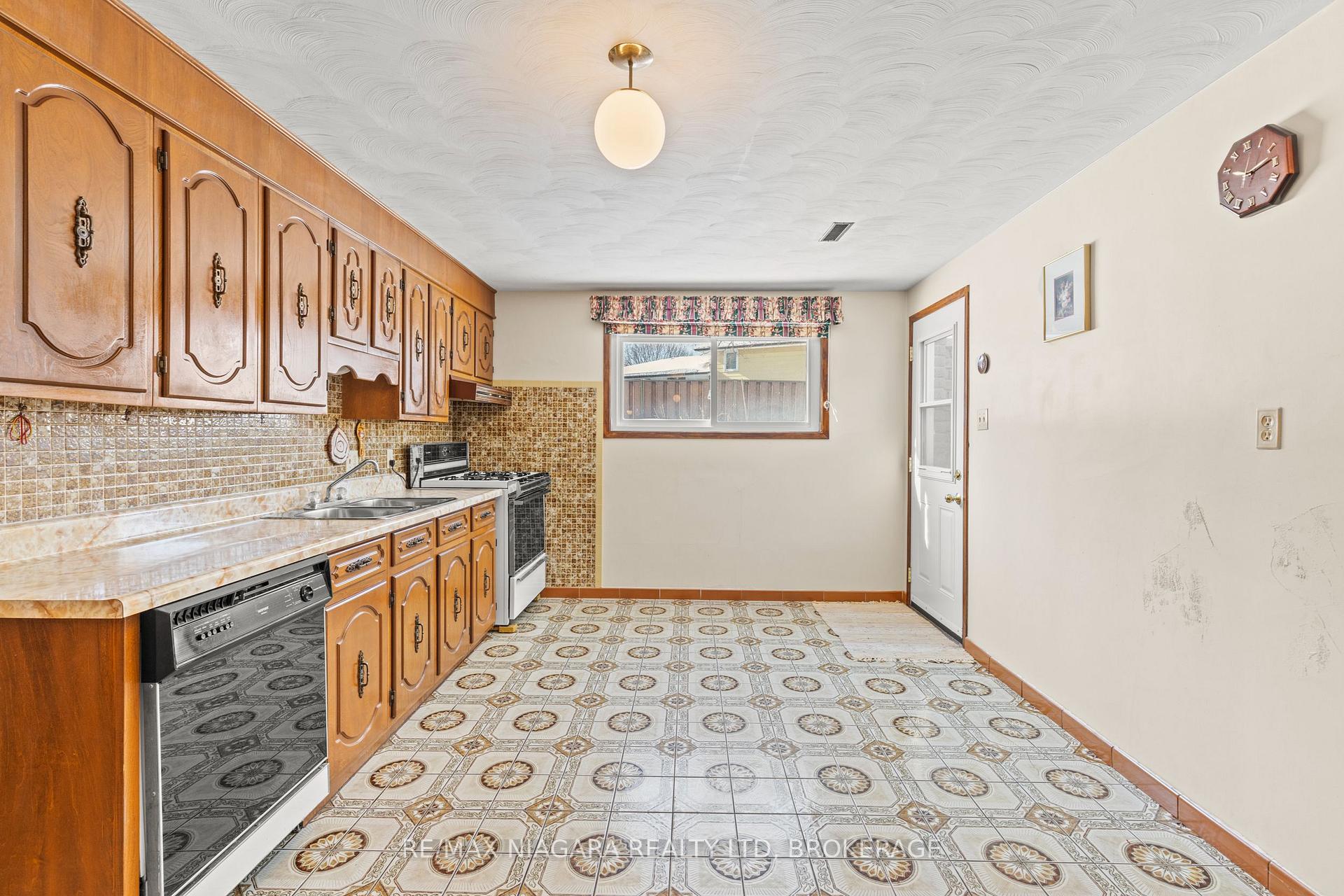 Photo 63 of 51 Royal Oak Drive, St. Catharines, Martindale Pond — HOMEH