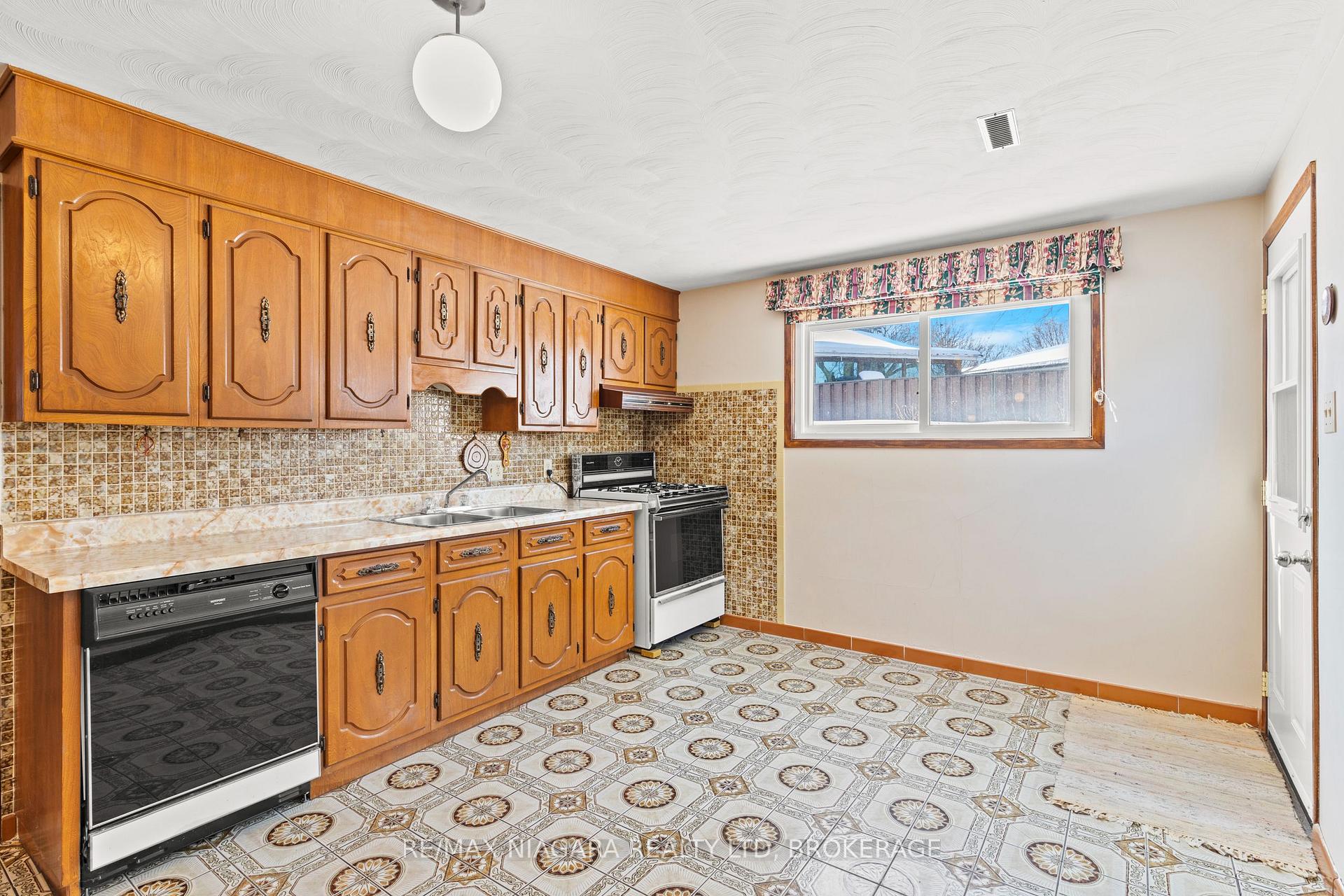 Photo 64 of 51 Royal Oak Drive, St. Catharines, Martindale Pond — HOMEH