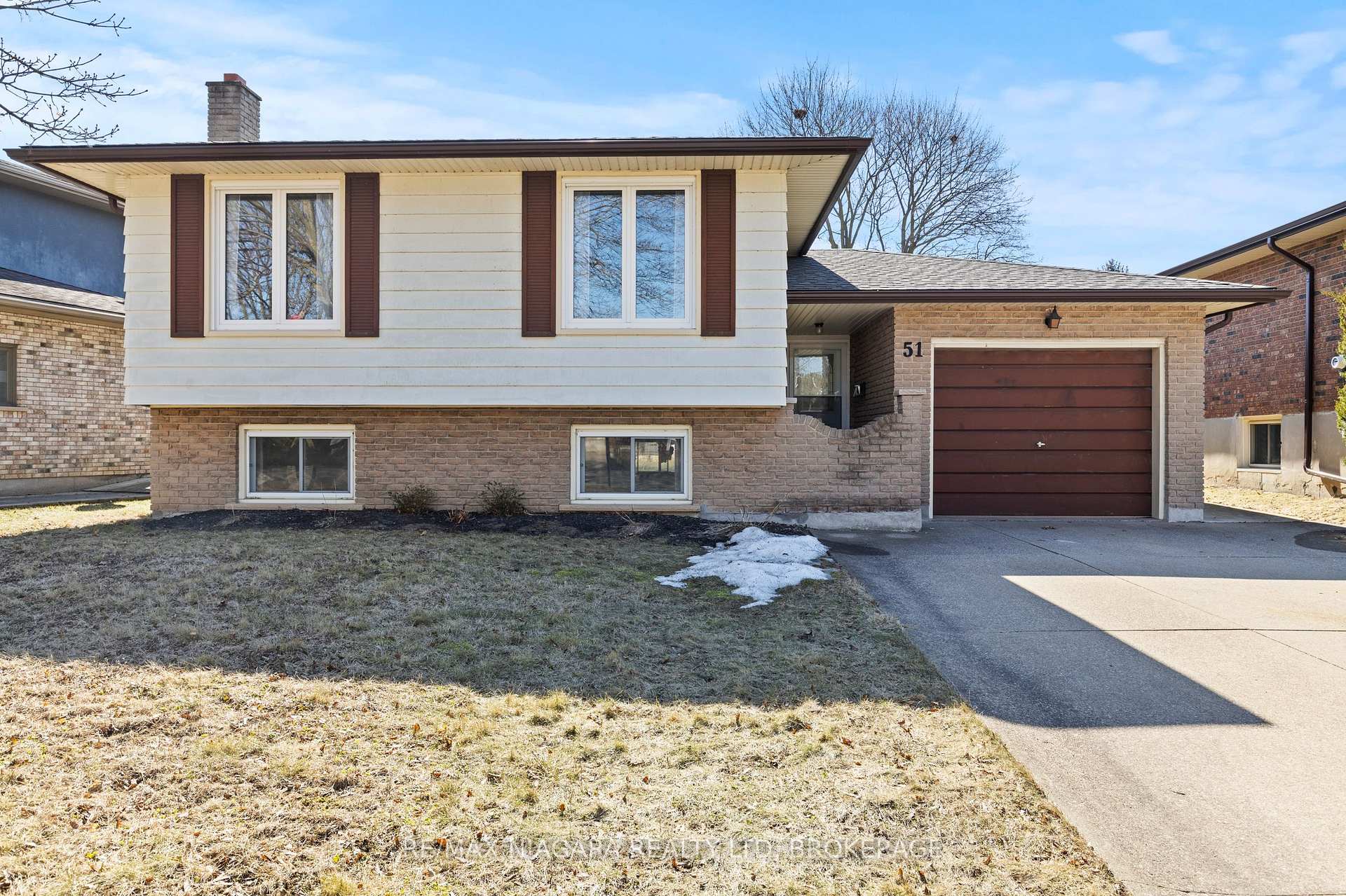 Photo 3 of 51 Royal Oak Drive, St. Catharines, Martindale Pond — HOMEH