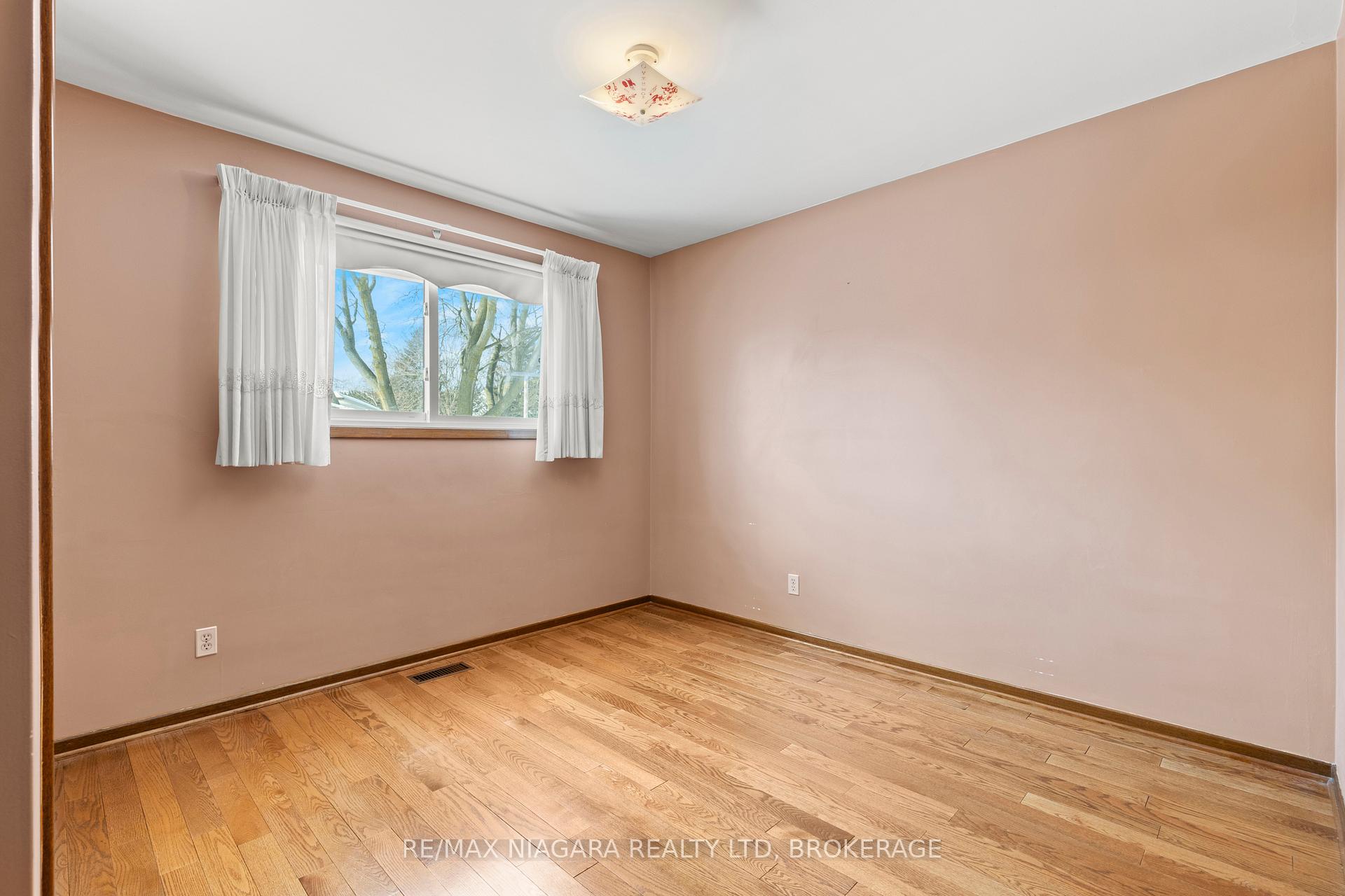 Photo 19 of 51 Royal Oak Drive, St. Catharines, Martindale Pond — HOMEH