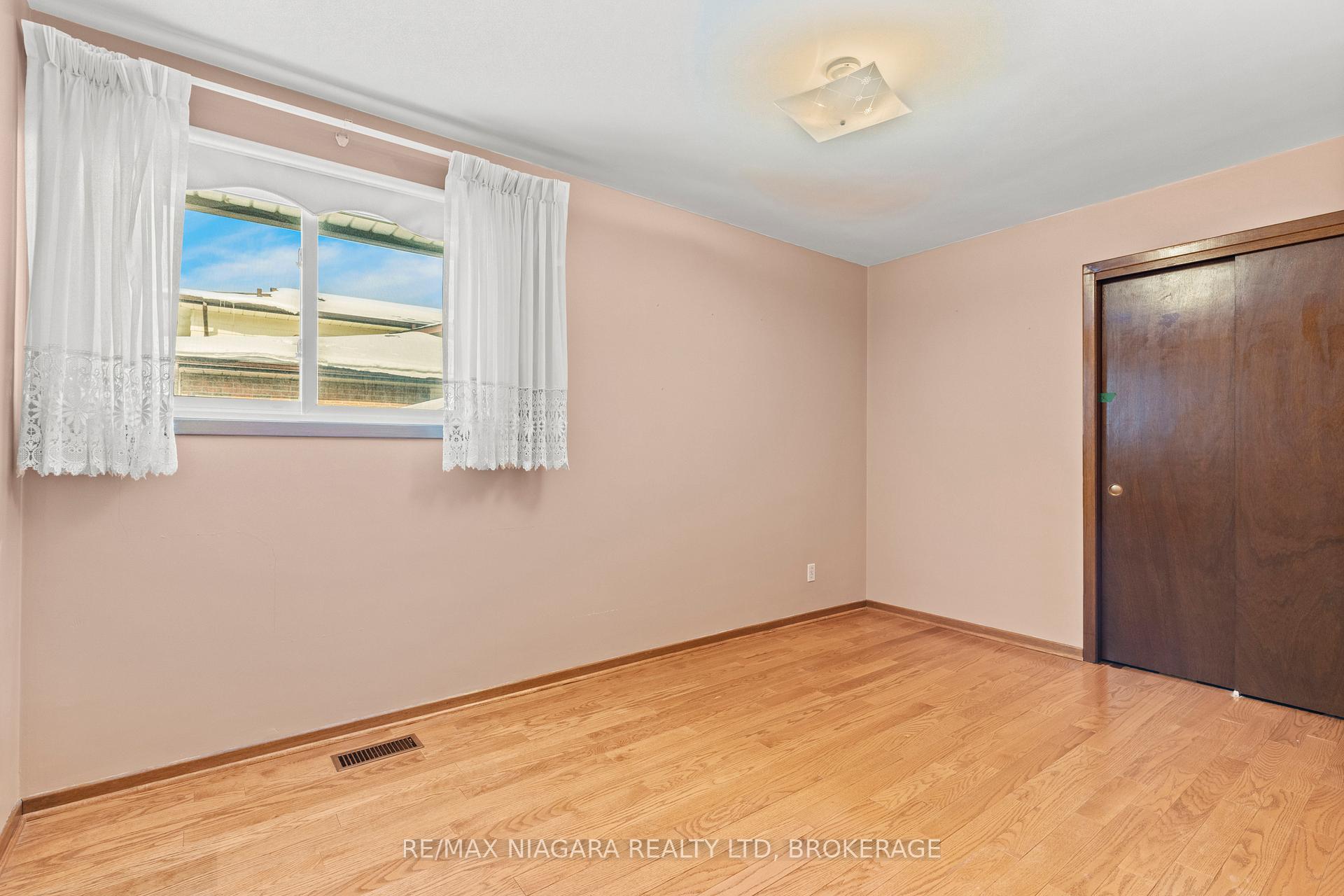Photo 20 of 51 Royal Oak Drive, St. Catharines, Martindale Pond — HOMEH