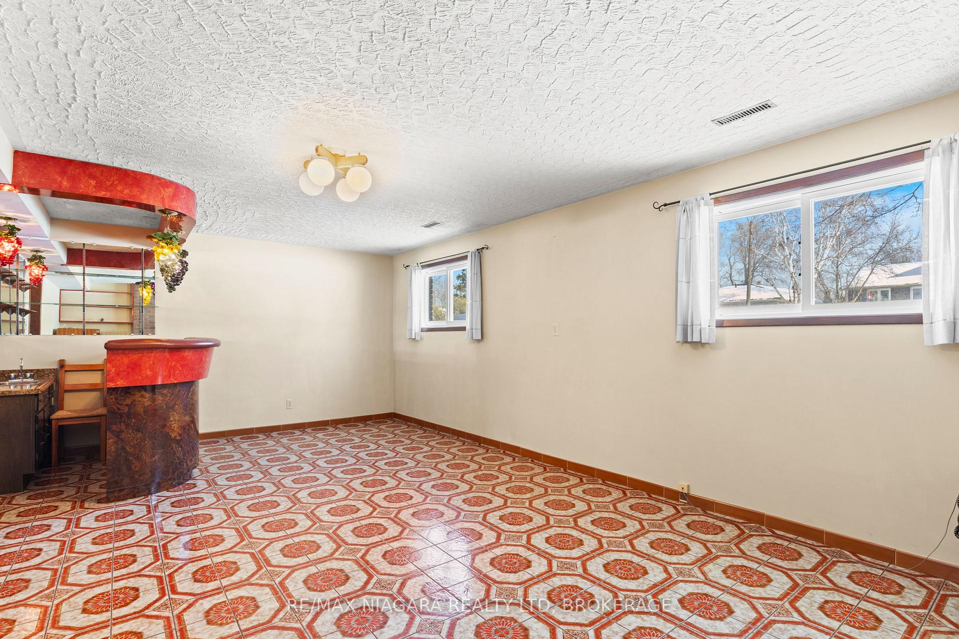 Photo 48 of 51 Royal Oak Drive, St. Catharines, Martindale Pond — HOMEH