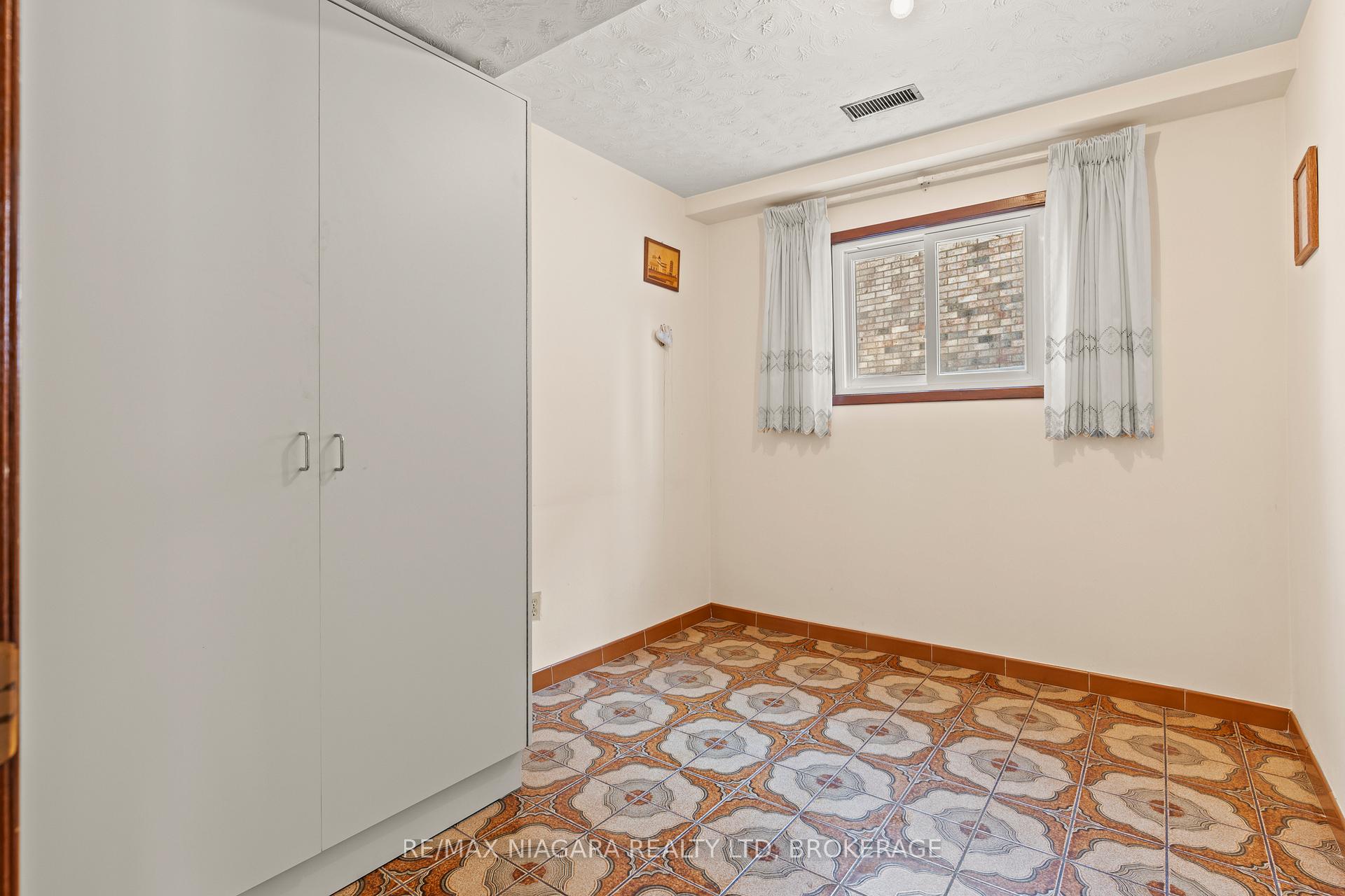 Photo 49 of 51 Royal Oak Drive, St. Catharines, Martindale Pond — HOMEH