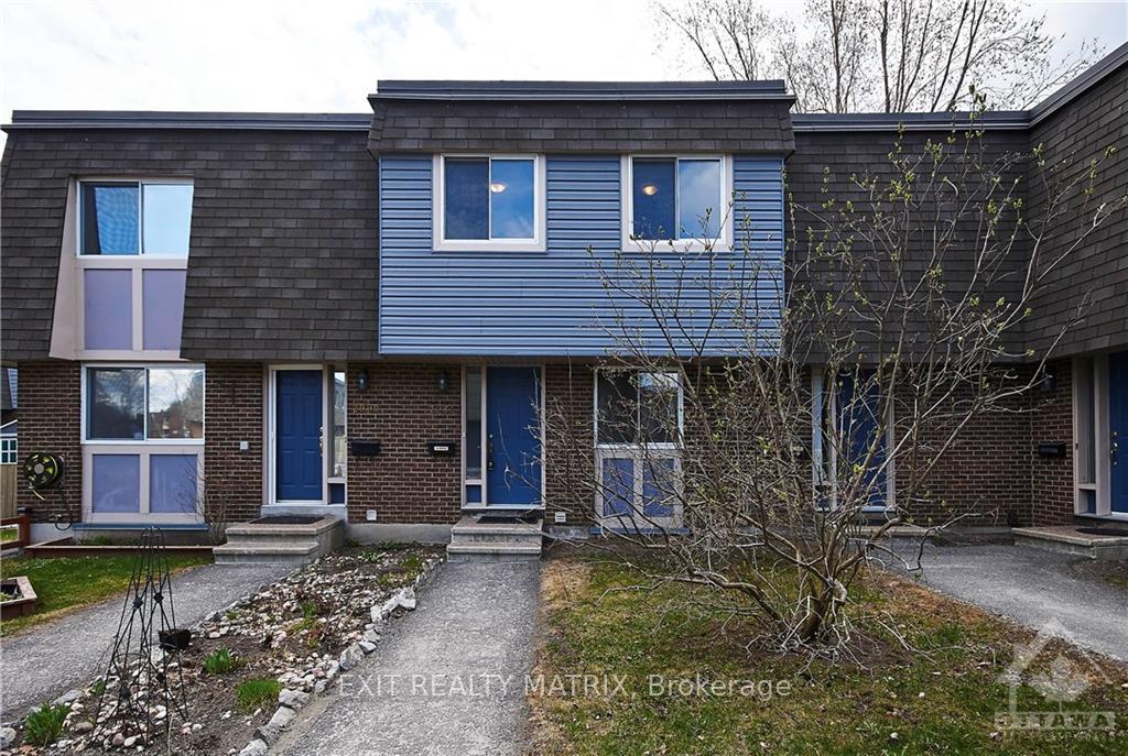 Front of 2988 Fairlea Crescent