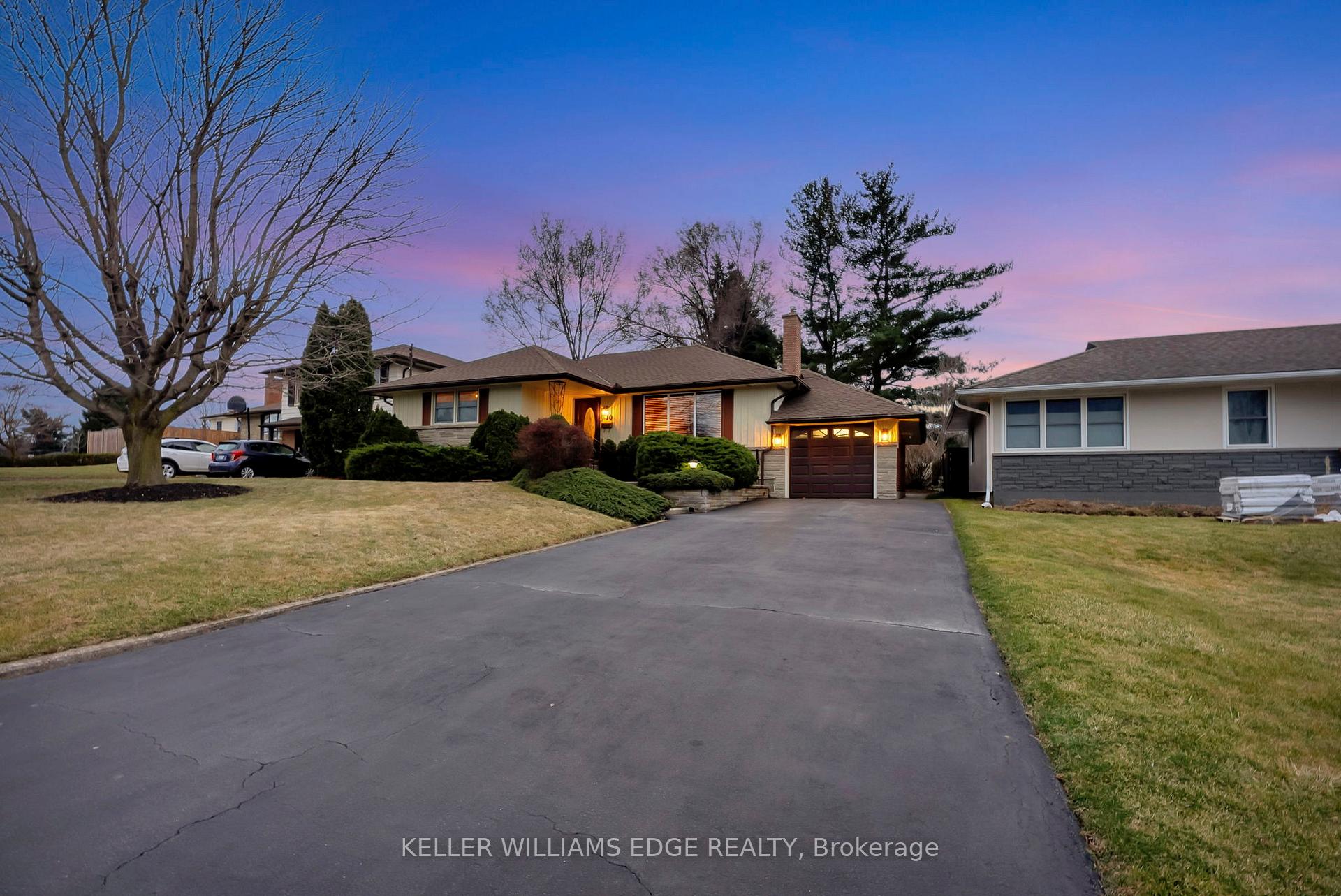 Photo 2 of 10 James Avenue, Hamilton, Stoney Creek — HOMEH