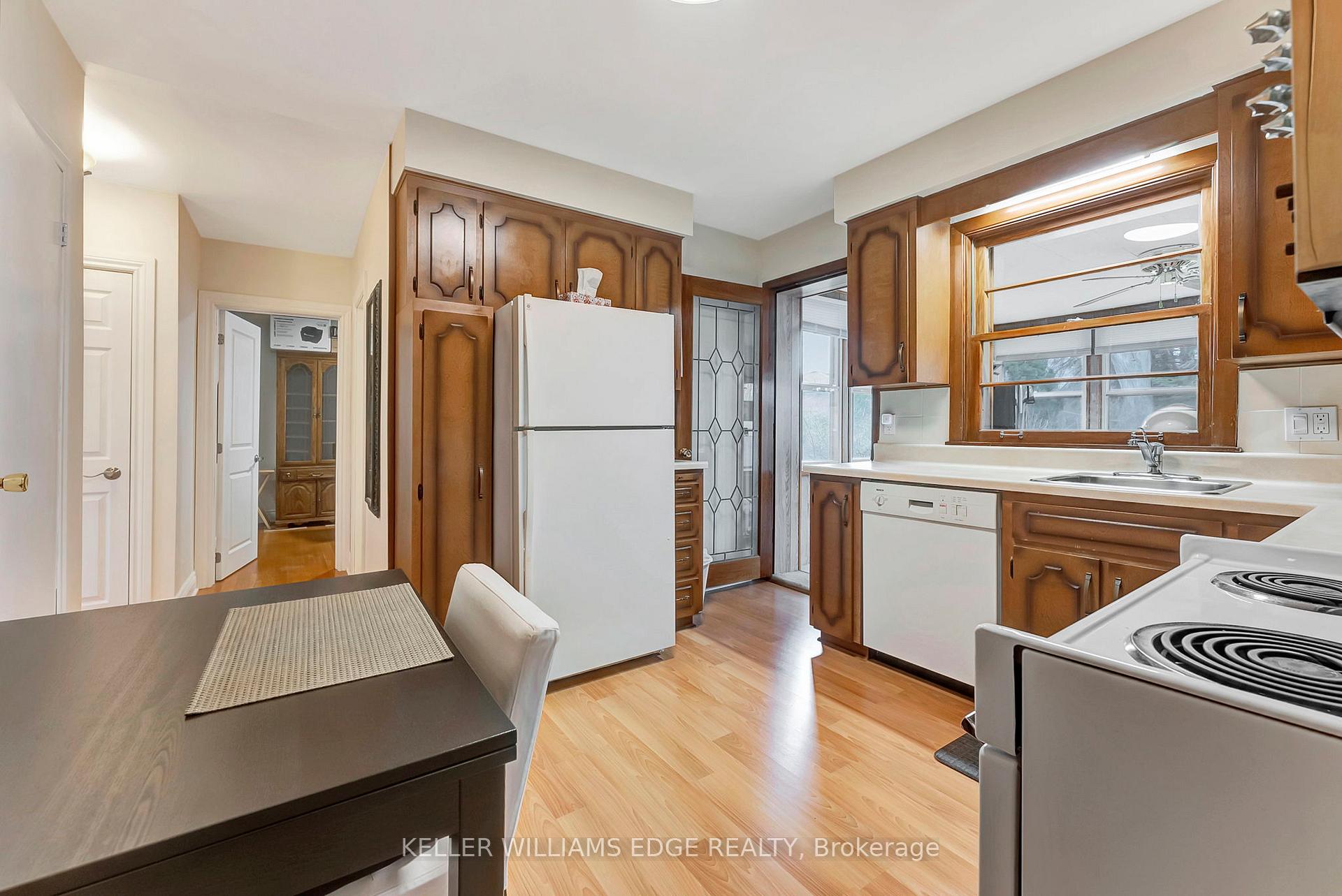 Photo 12 of 10 James Avenue, Hamilton, Stoney Creek — HOMEH