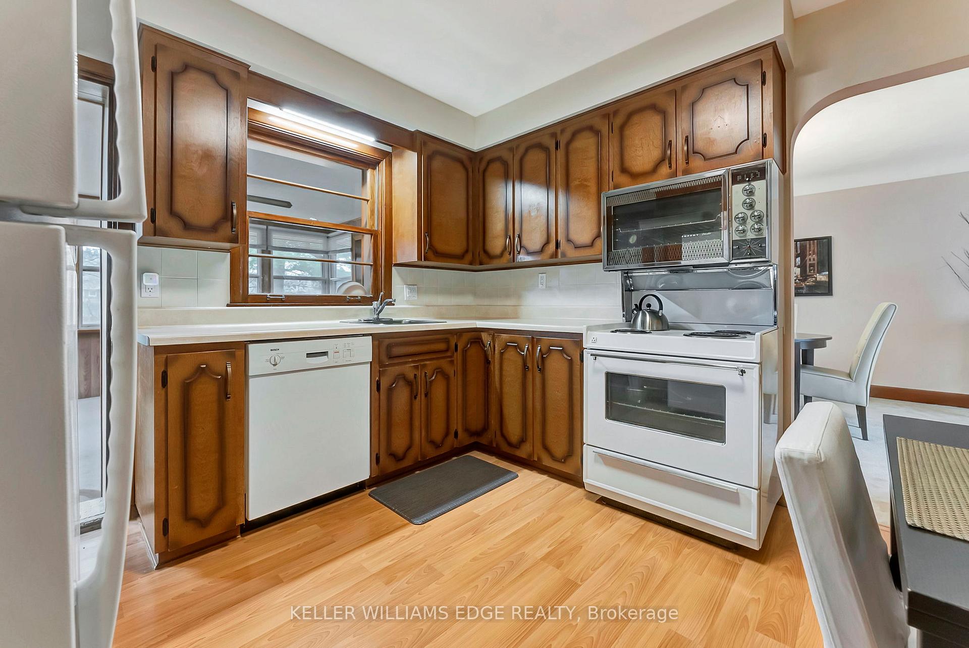 Photo 13 of 10 James Avenue, Hamilton, Stoney Creek — HOMEH