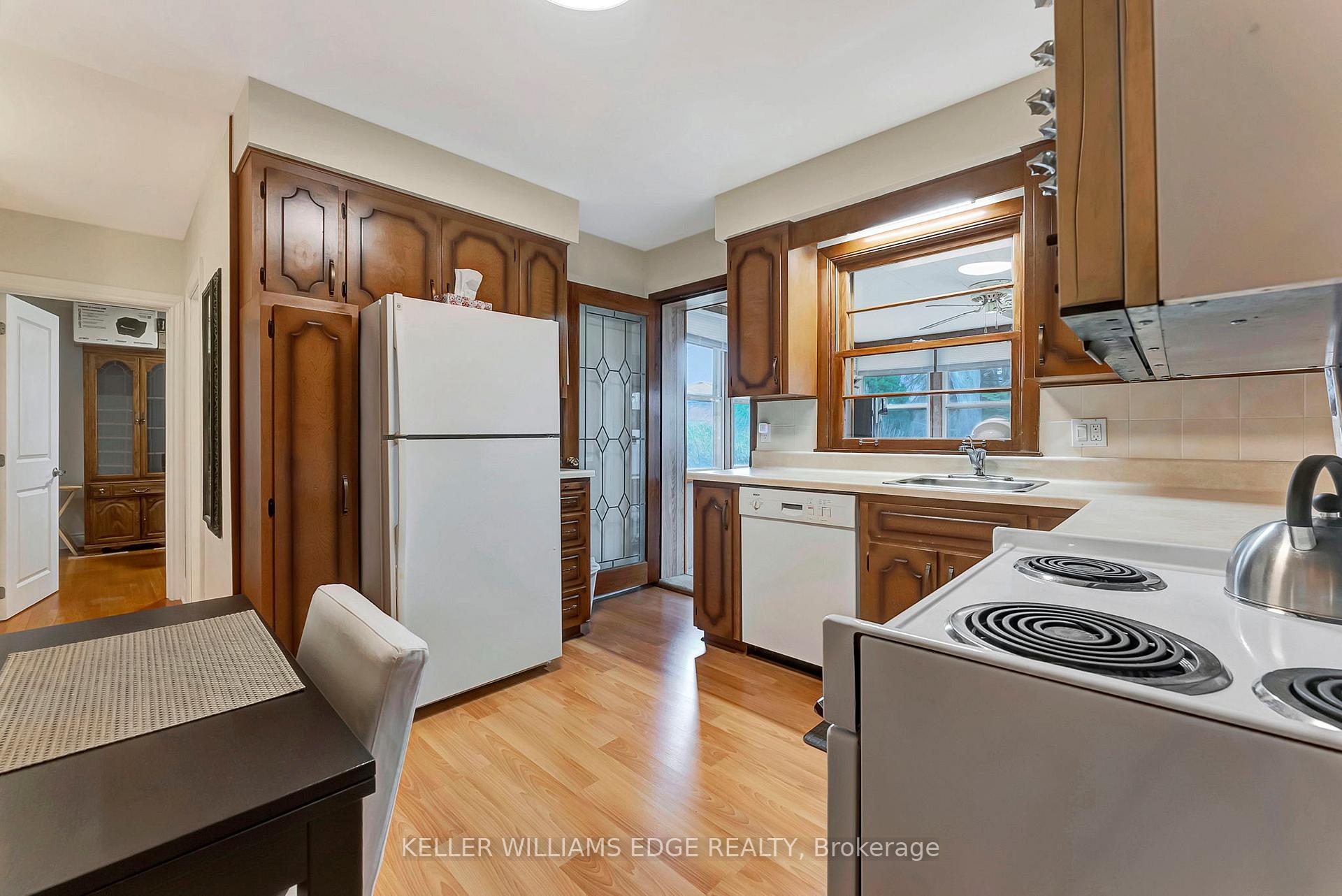 Photo 15 of 10 James Avenue, Hamilton, Stoney Creek — HOMEH