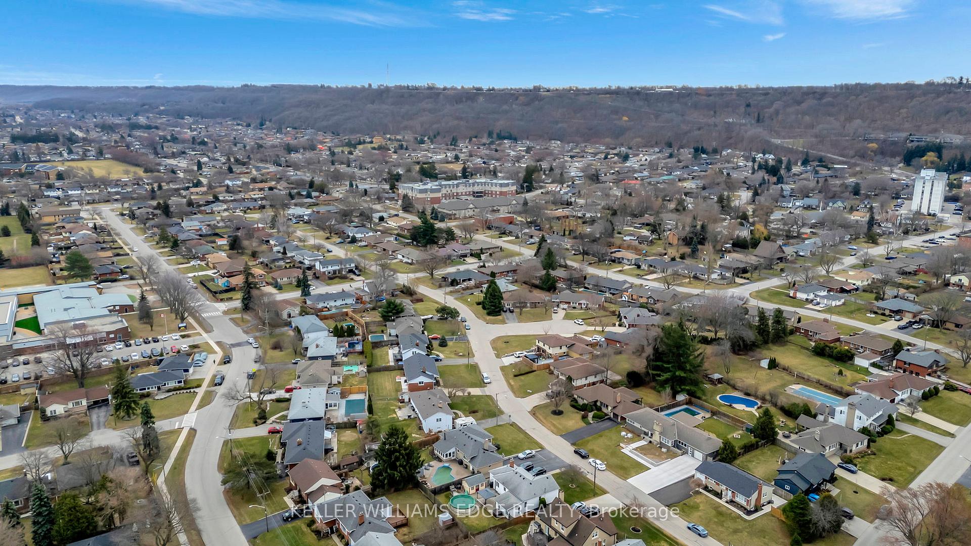 Photo 35 of 10 James Avenue, Hamilton, Stoney Creek — HOMEH