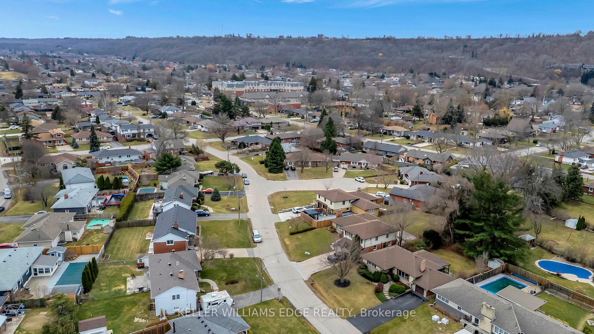 Photo 37 of 10 James Avenue, Hamilton, Stoney Creek — HOMEH