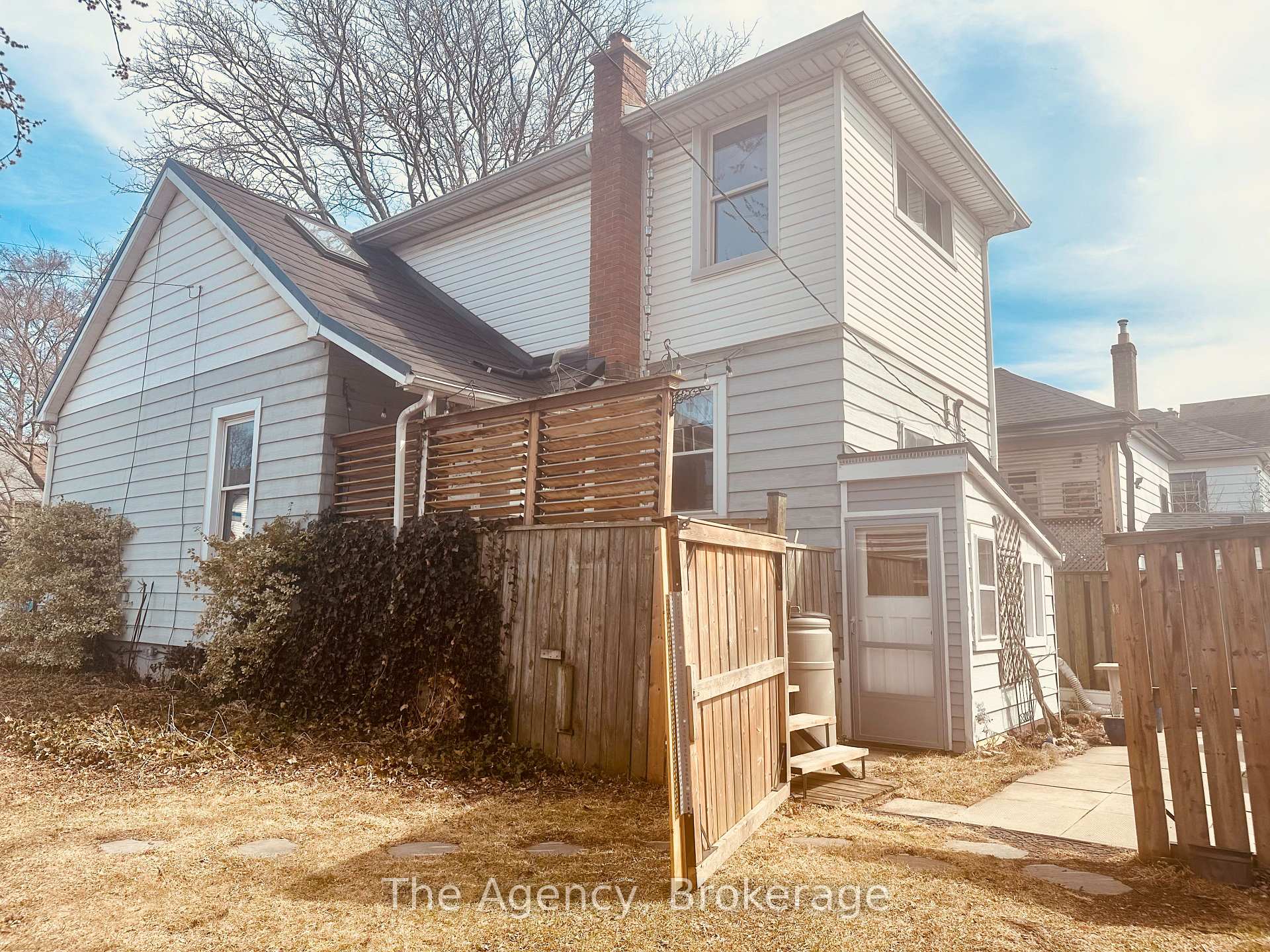 Photo 3 of 35 Jones Street, Hamilton, Strathcona — HOMEH