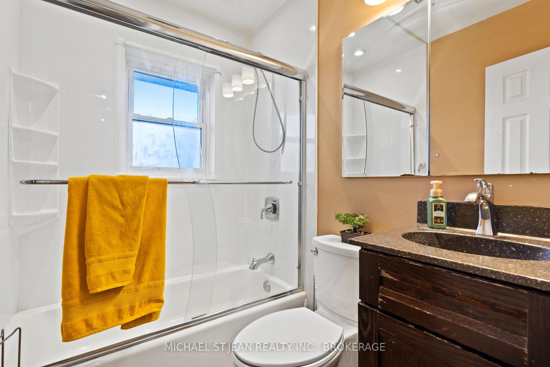 Photo 10 of 3 Broadmore Avenue, St. Catharines, Carlton/Bunting — HOMEH