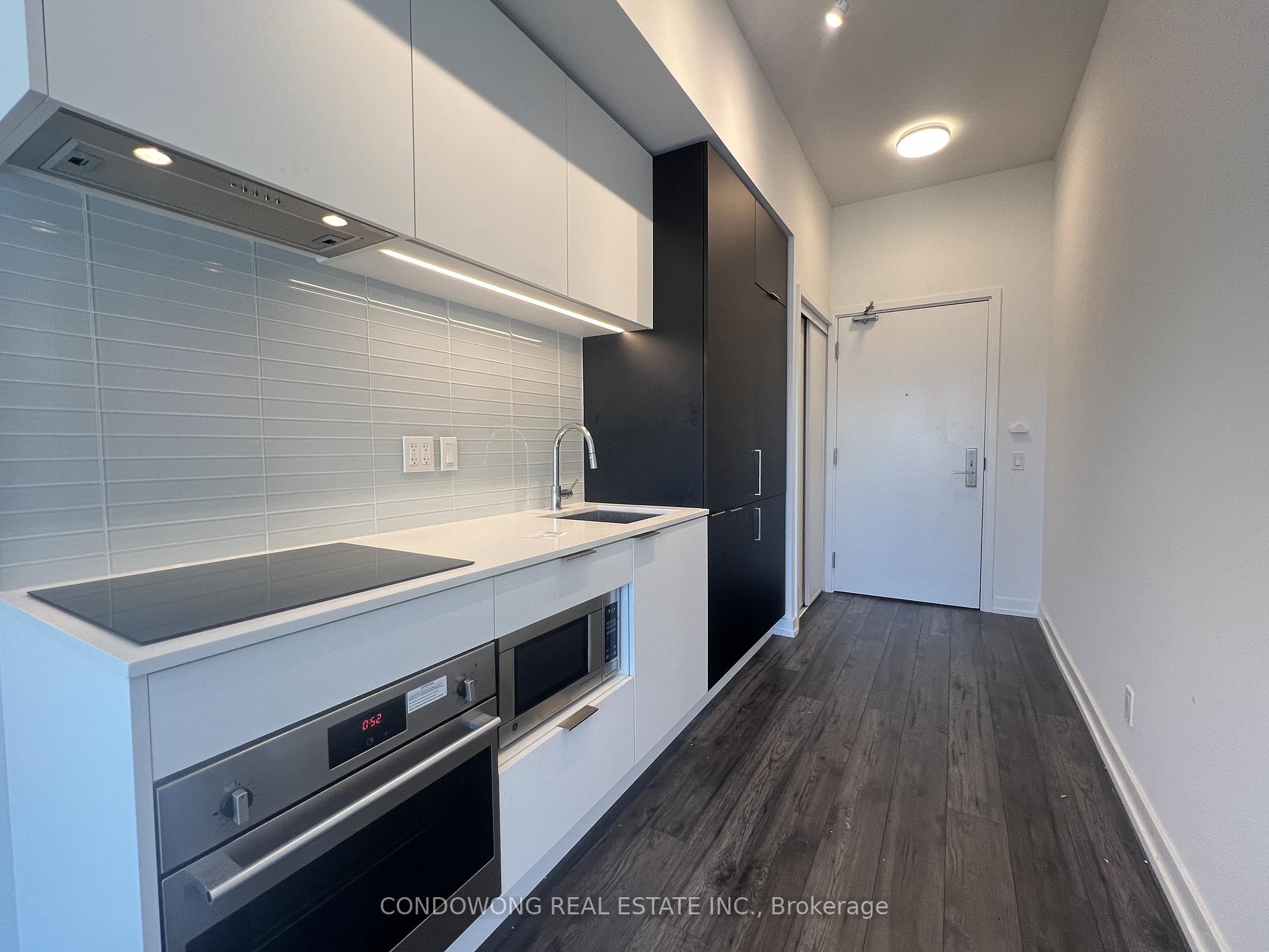 Front of Unit 1111, 33 Helendale Avenue