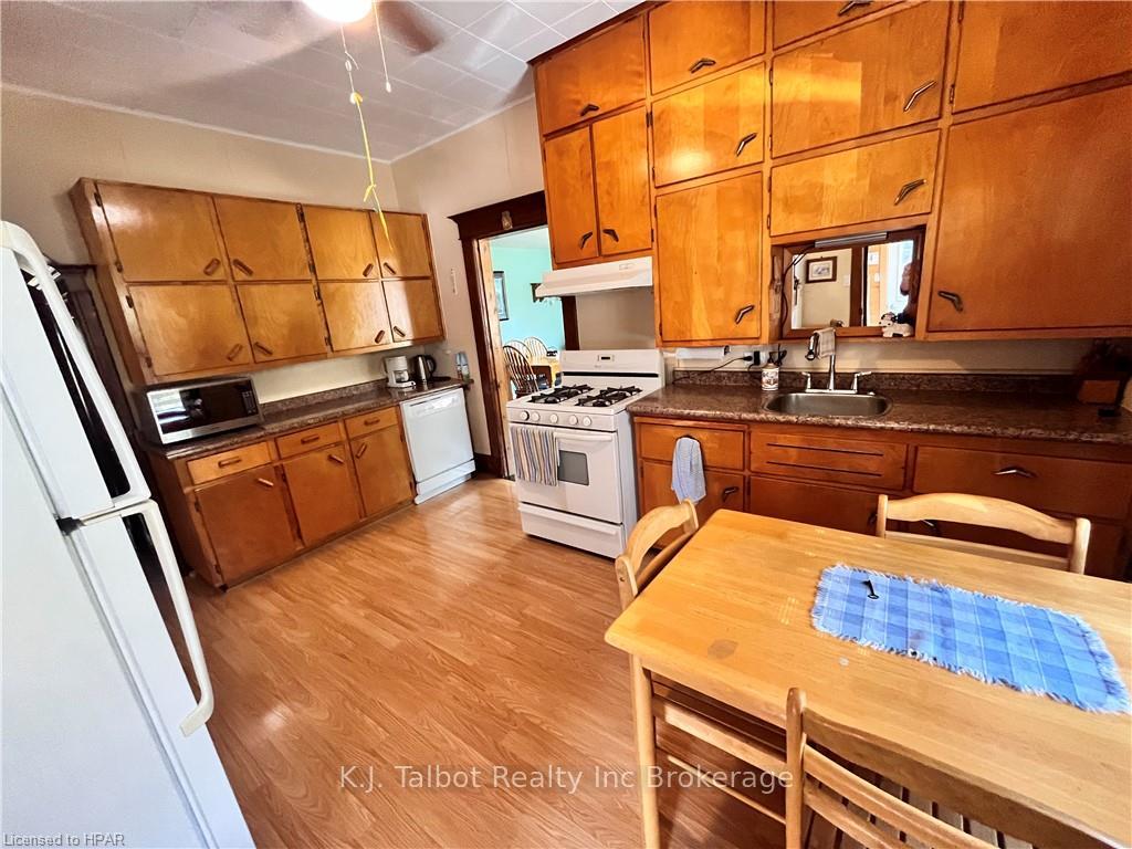 Photo 7 of 129 Hincks Street, Goderich, Goderich (Town) — HOMEH