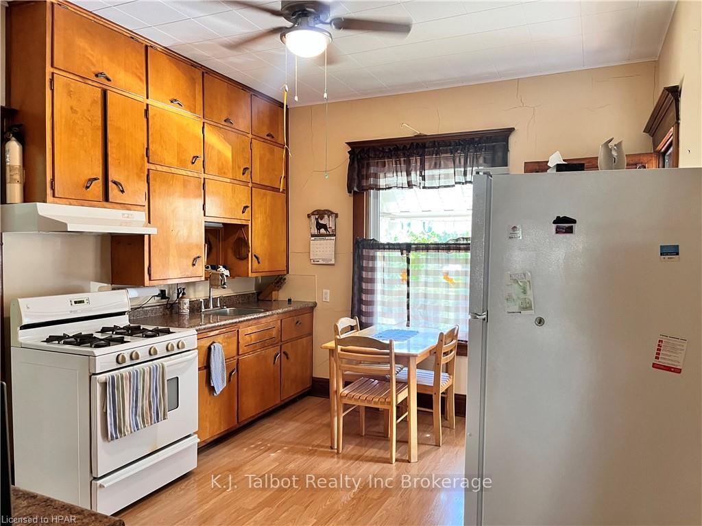 Photo 8 of 129 Hincks Street, Goderich, Goderich (Town) — HOMEH