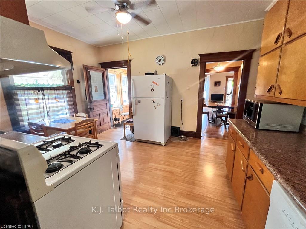 Photo 9 of 129 Hincks Street, Goderich, Goderich (Town) — HOMEH
