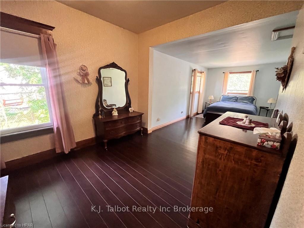 Photo 11 of 129 Hincks Street, Goderich, Goderich (Town) — HOMEH