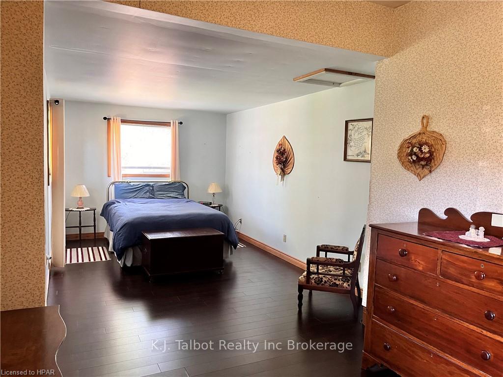 Photo 12 of 129 Hincks Street, Goderich, Goderich (Town) — HOMEH
