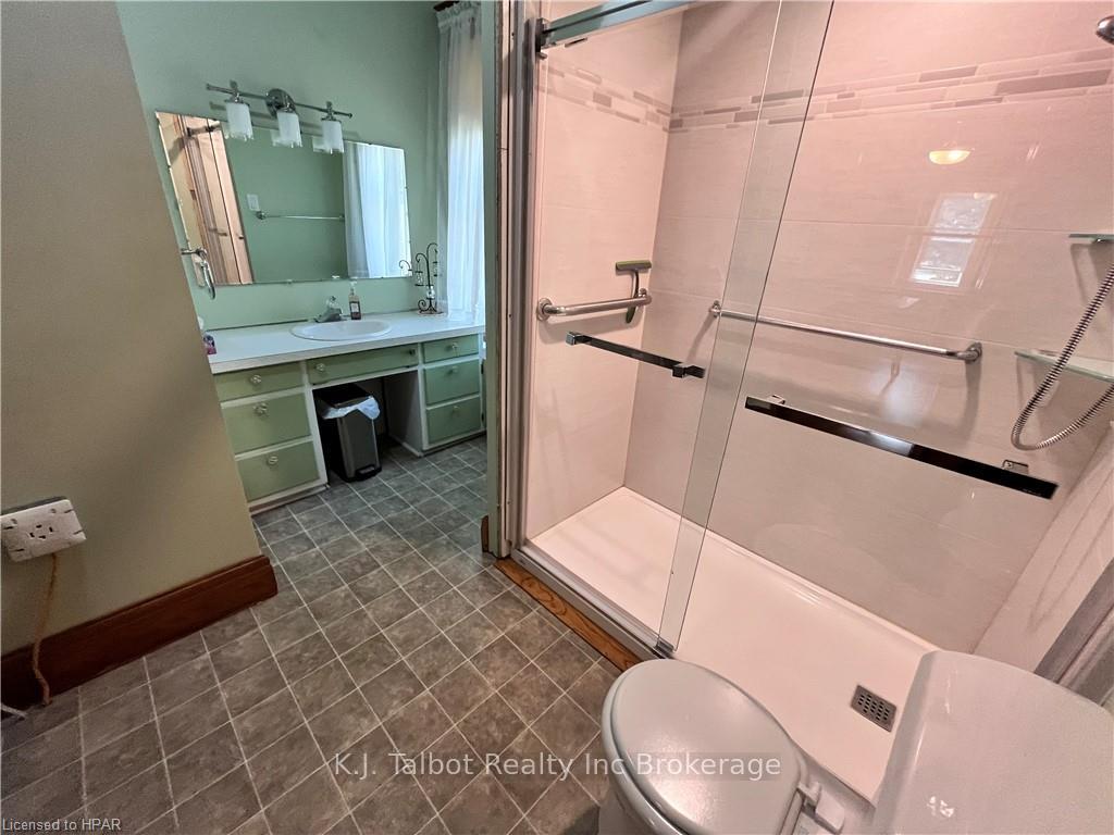 Photo 16 of 129 Hincks Street, Goderich, Goderich (Town) — HOMEH