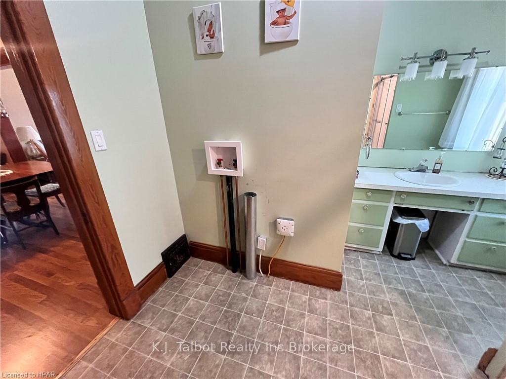 Photo 17 of 129 Hincks Street, Goderich, Goderich (Town) — HOMEH