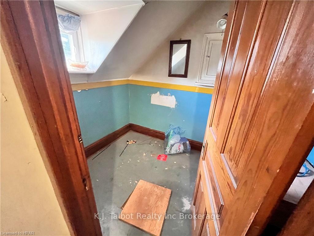 Photo 32 of 129 Hincks Street, Goderich, Goderich (Town) — HOMEH
