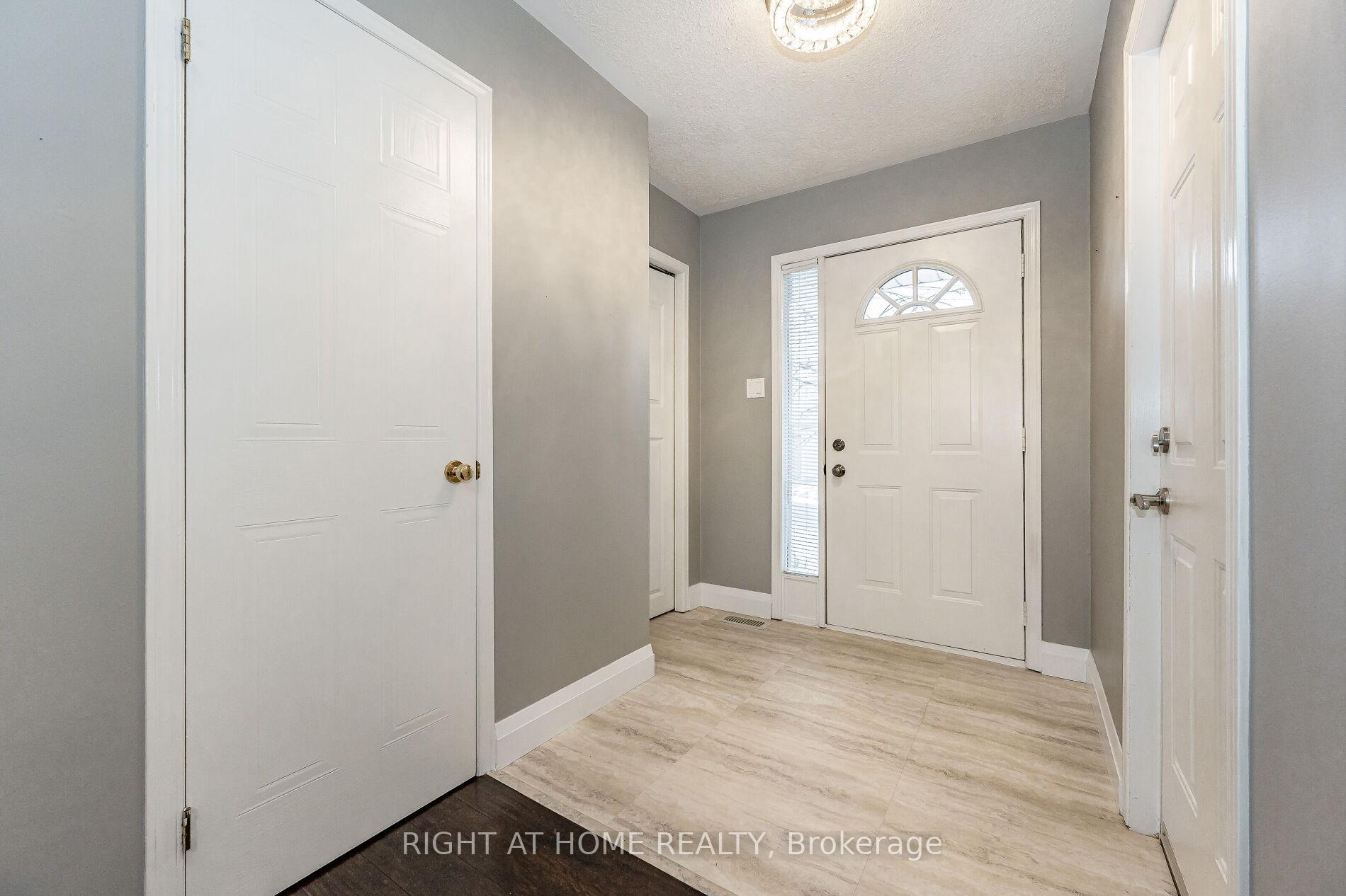 Photo 4 of Unit 43, 230 Blackhorne Drive, Kitchener, Laurentian Hills — HOMEH