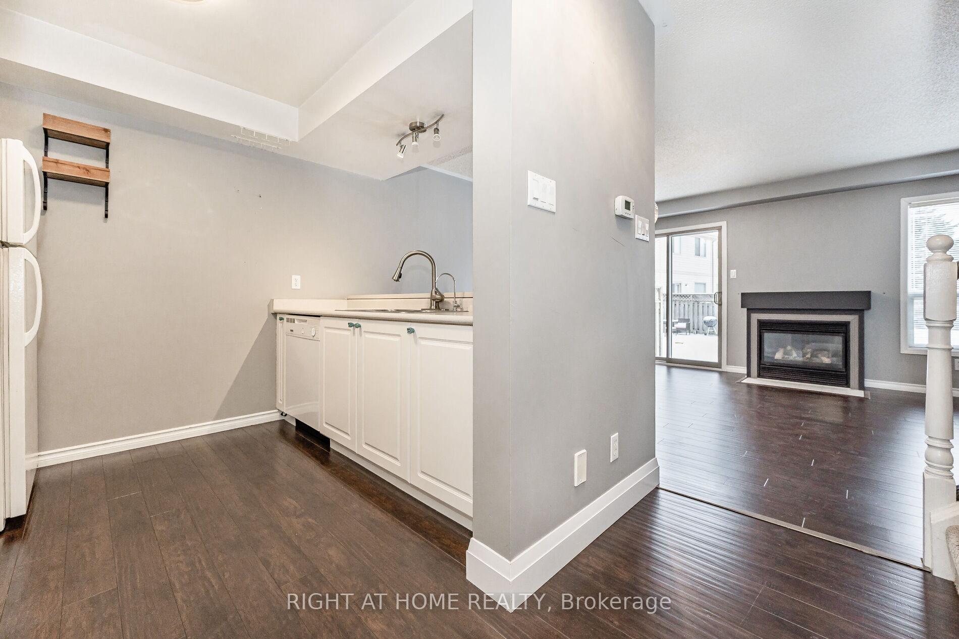 Photo 5 of Unit 43, 230 Blackhorne Drive, Kitchener, Laurentian Hills — HOMEH