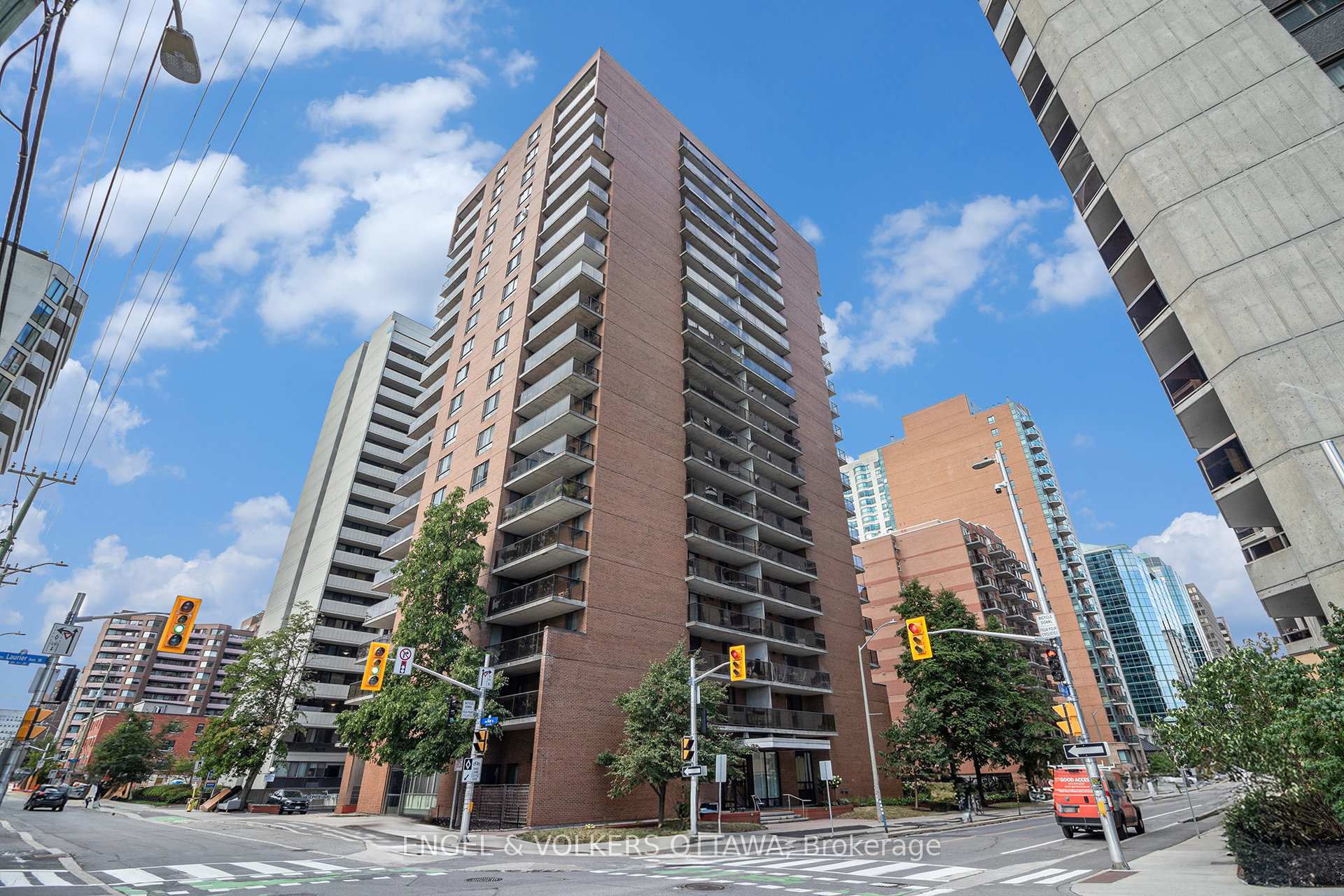 Front of Unit 907, 475 Laurier Avenue W