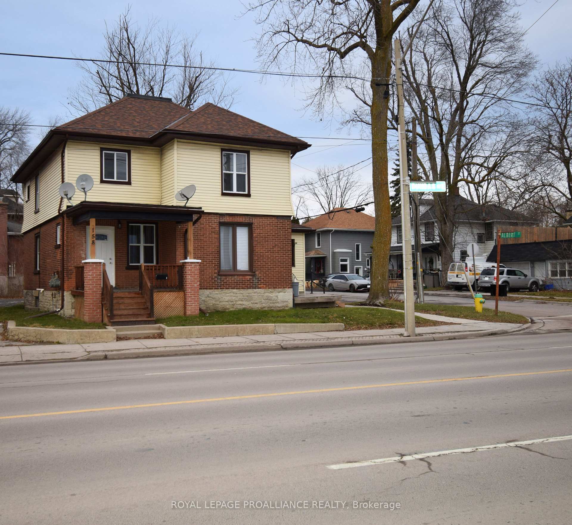 Front of 158 Dundas Street E
