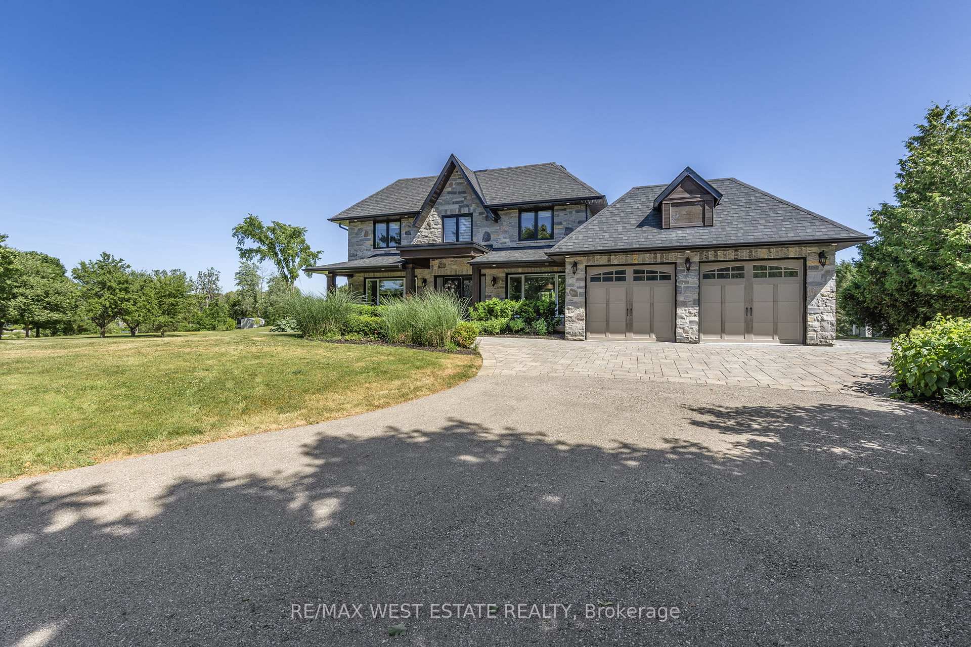 Photo 1 of 9 Walton Drive, Caledon, Palgrave — HOMEH