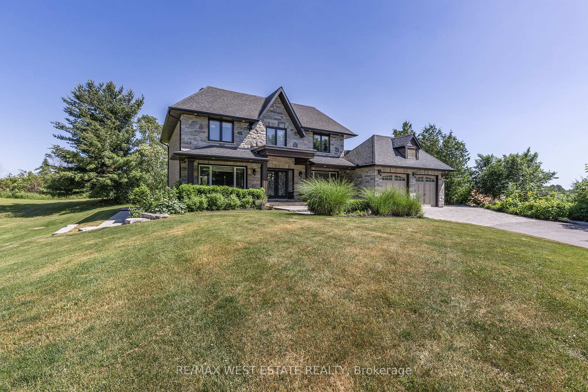 Photo 3 of 9 Walton Drive, Caledon, Palgrave — HOMEH