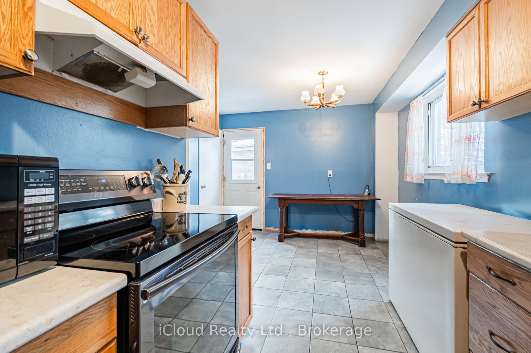 Photo 17 of 331 Archdekin Drive, Brampton, Madoc — HOMEH