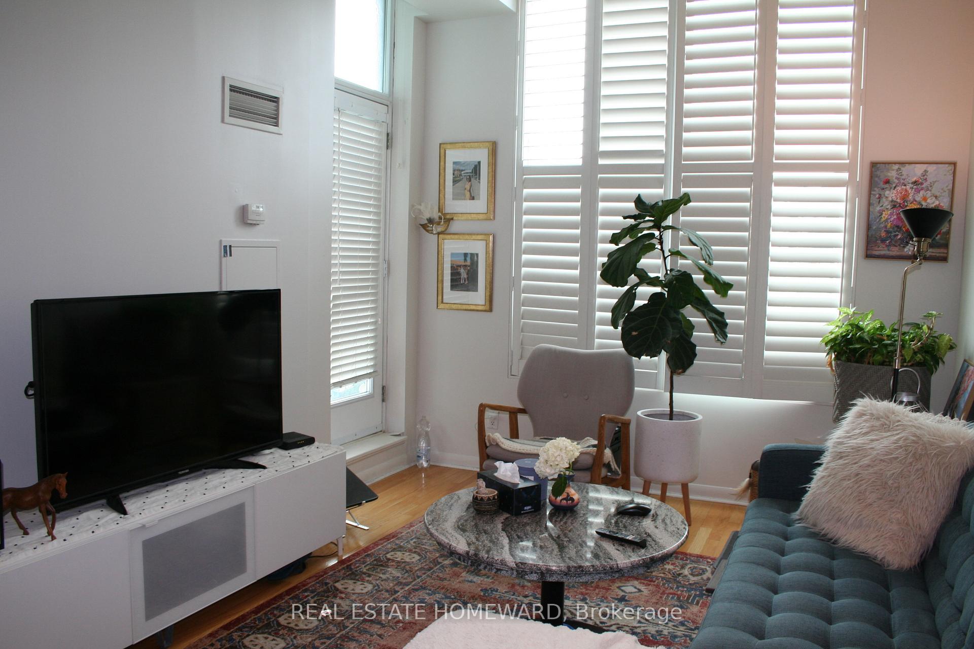 Front of Unit 601, 3391 Bloor Street W
