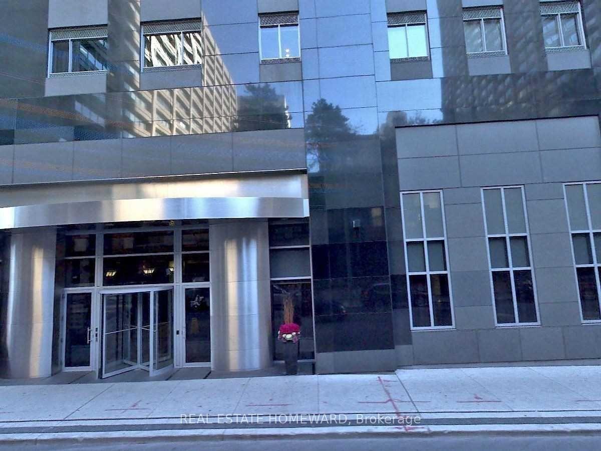 Front of Unit 1002, 35 Balmuto Street