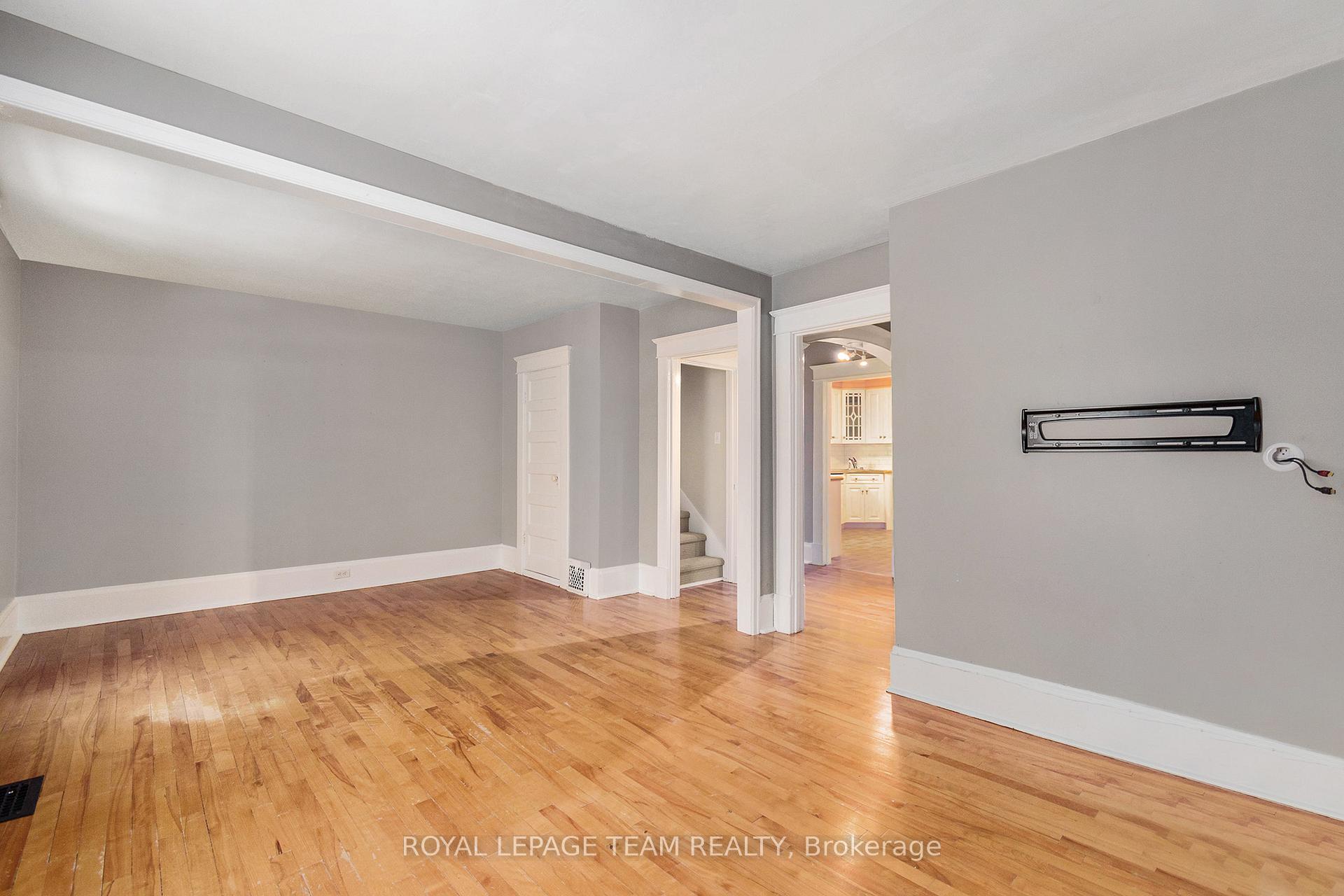 Photo 7 of Unit 2, 677 Roosevelt Avenue, Ottawa, Laurentianview — HOMEH